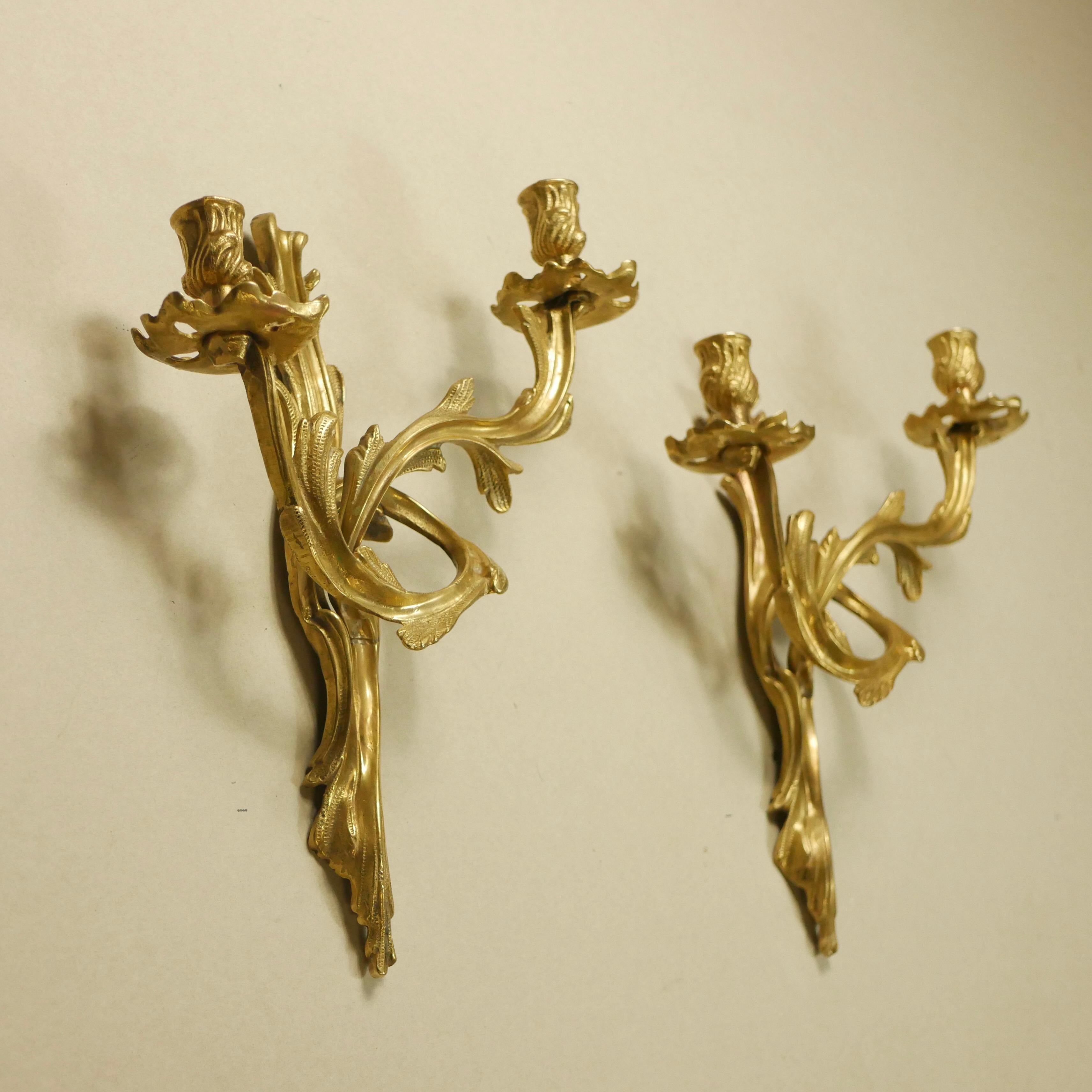 French Early 20th Century Pair of Rococo Cast Brass Candelabra, Wall lights For Sale 9