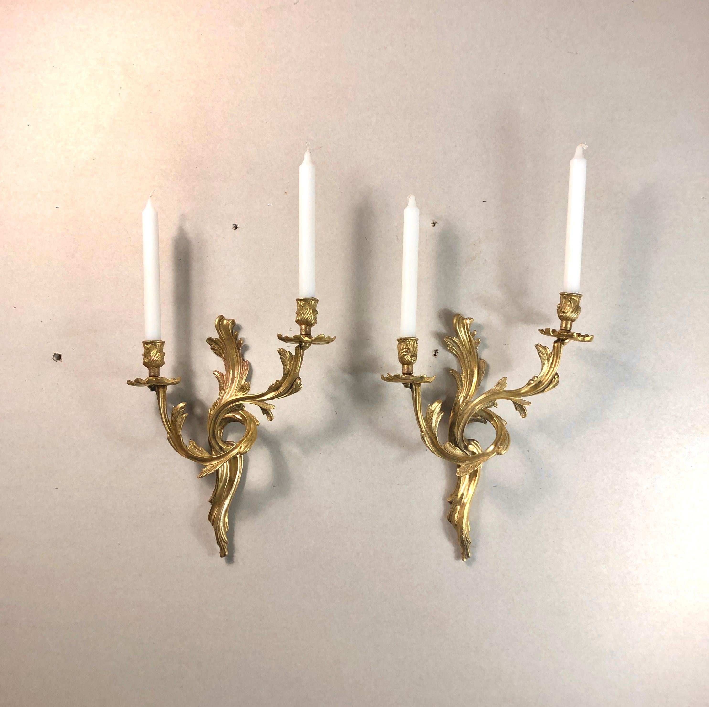 French Early 20th Century Pair of Rococo Cast Brass Candelabra, Wall lights In Good Condition For Sale In LYON, FR