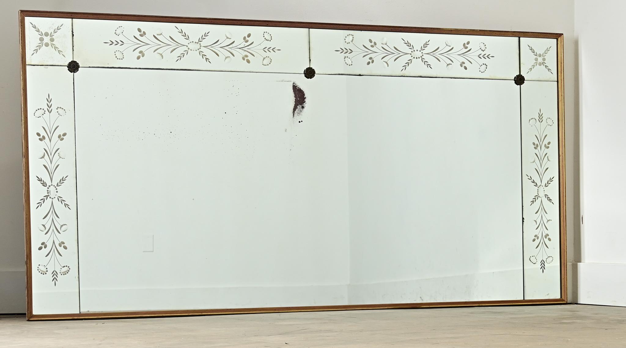 Ce grand miroir de bistrot parisien datant d'environ 1920 (ou plus tôt) est en très bon état. La plaque de miroir centrale n'est pas décorée, à l'exception d'une curieuse traînée de rousseur sombre, et elle est bordée de panneaux de miroir plus