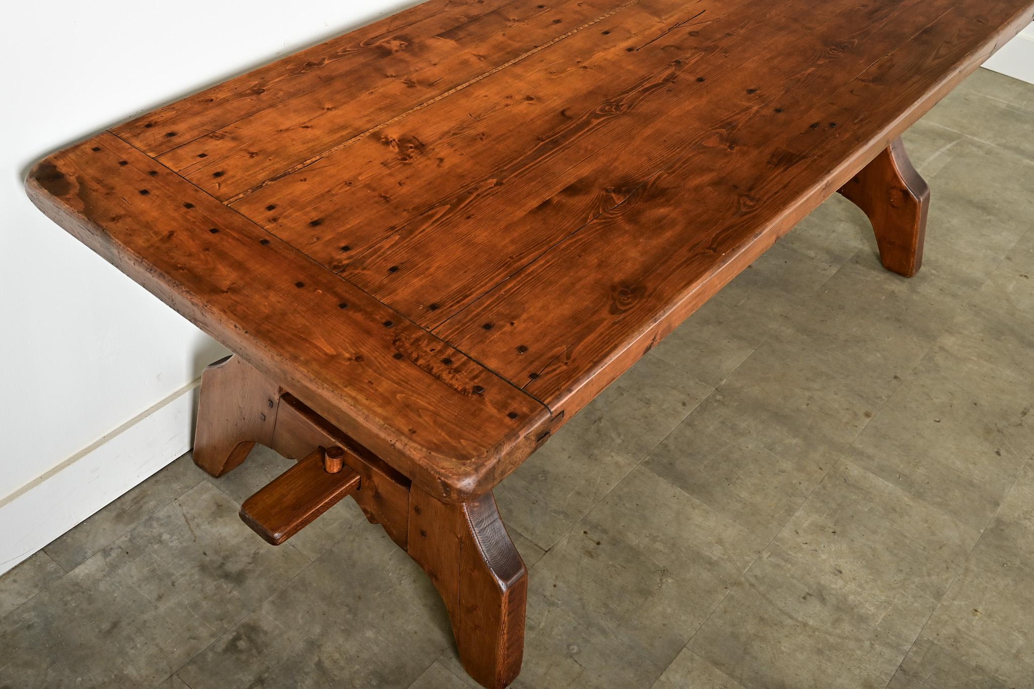 Table de réfectoire en pin du début du 20e siècle Bon état - En vente à Baton Rouge, LA