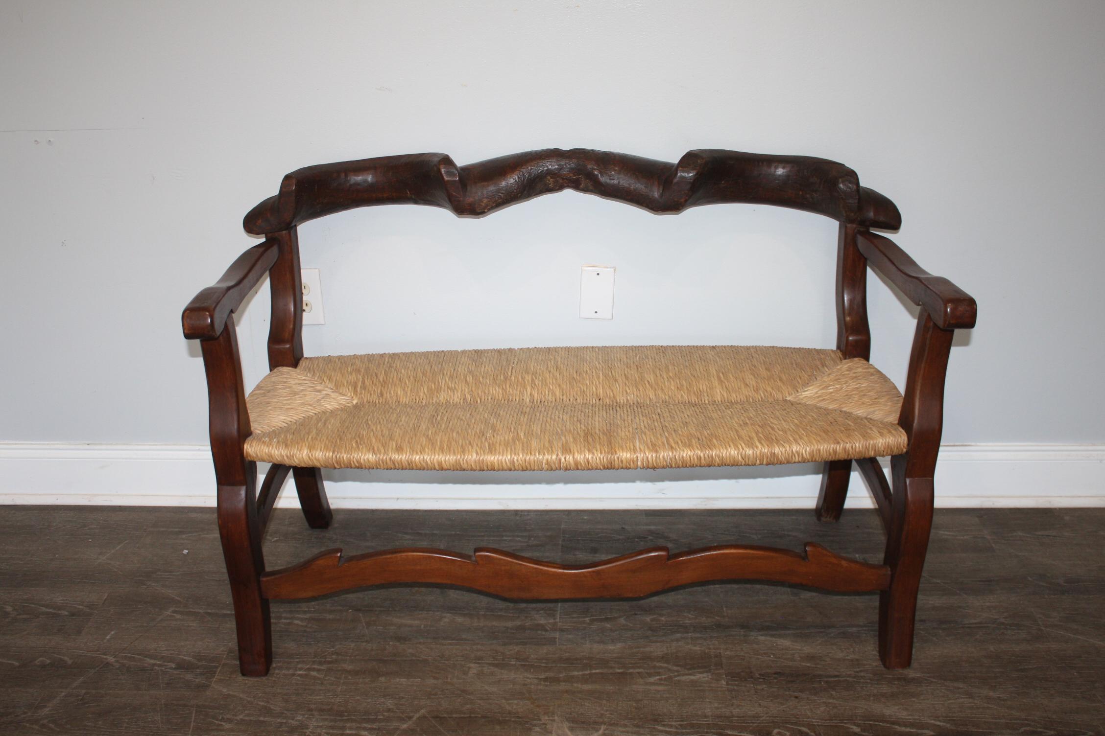 Ce canapé a un dossier étonnant en bois solide, d'aspect rustique et si différent.