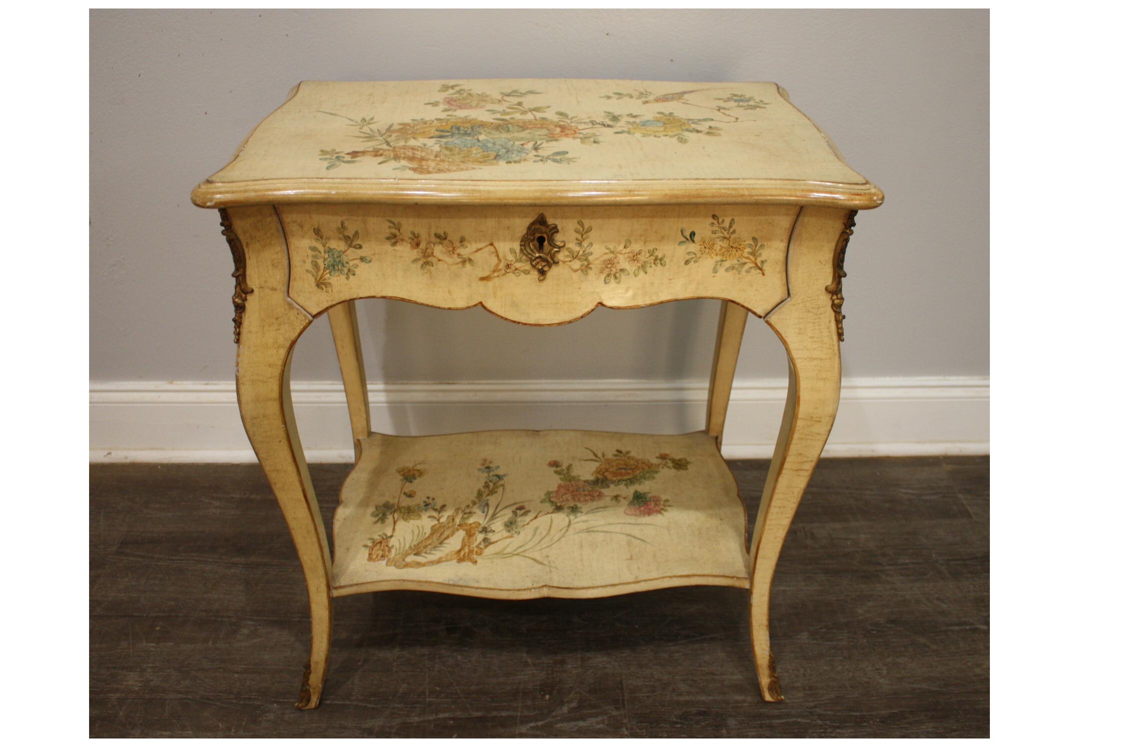 Cette table de style Louis XV est peinte et laquée avec une magnifique patine. Il dispose également d'une clé.