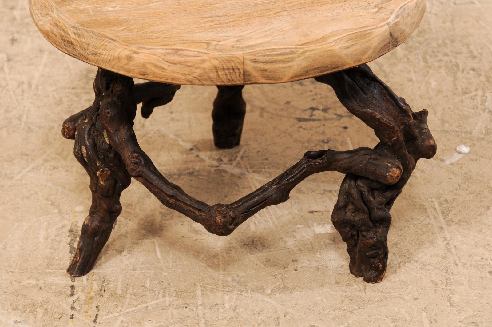 Petite table basse française du début du XXe siècle en bois avec base en vigne en vente 1