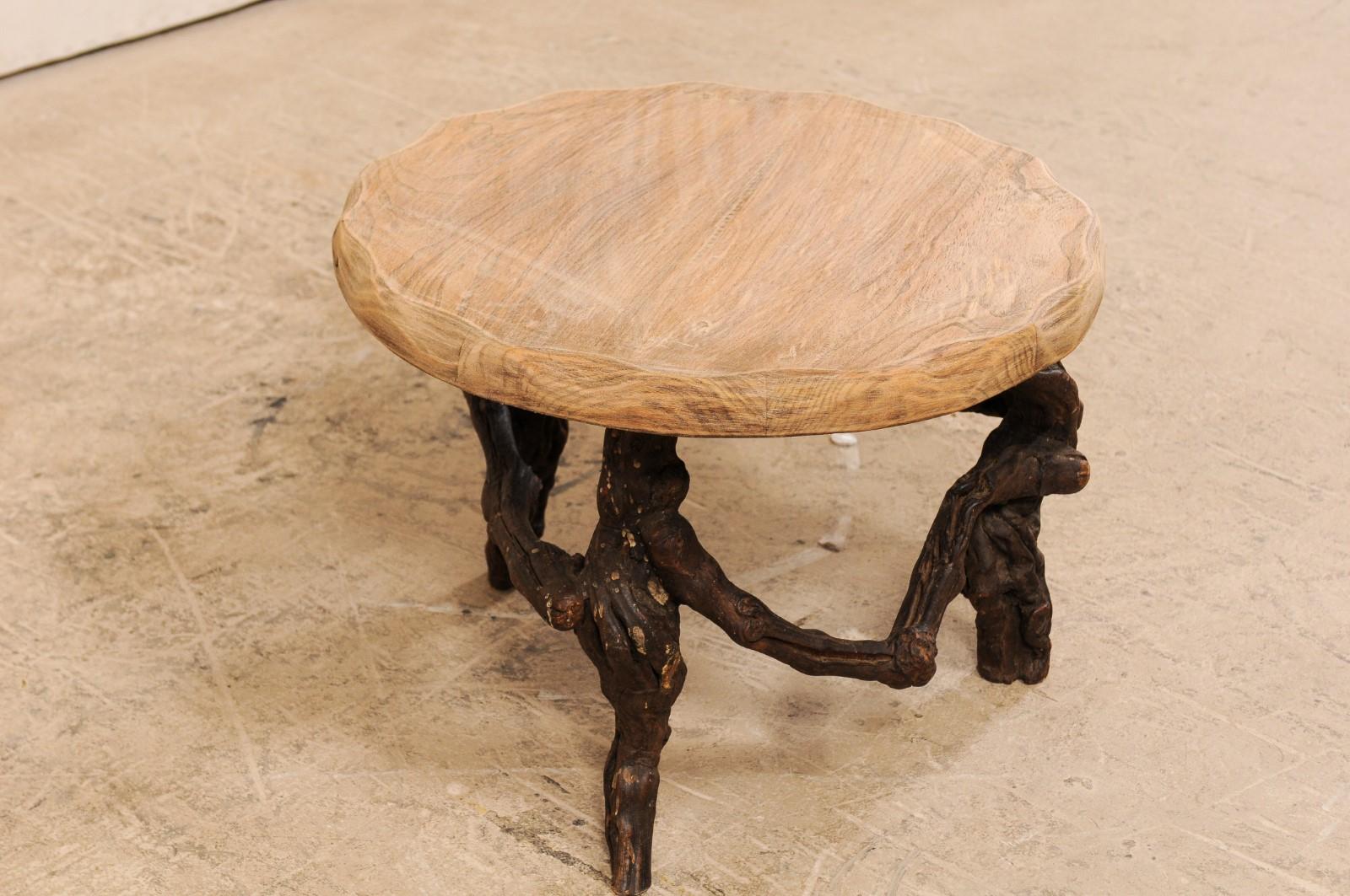 Rustique Petite table basse française du début du XXe siècle en bois avec base en vigne en vente