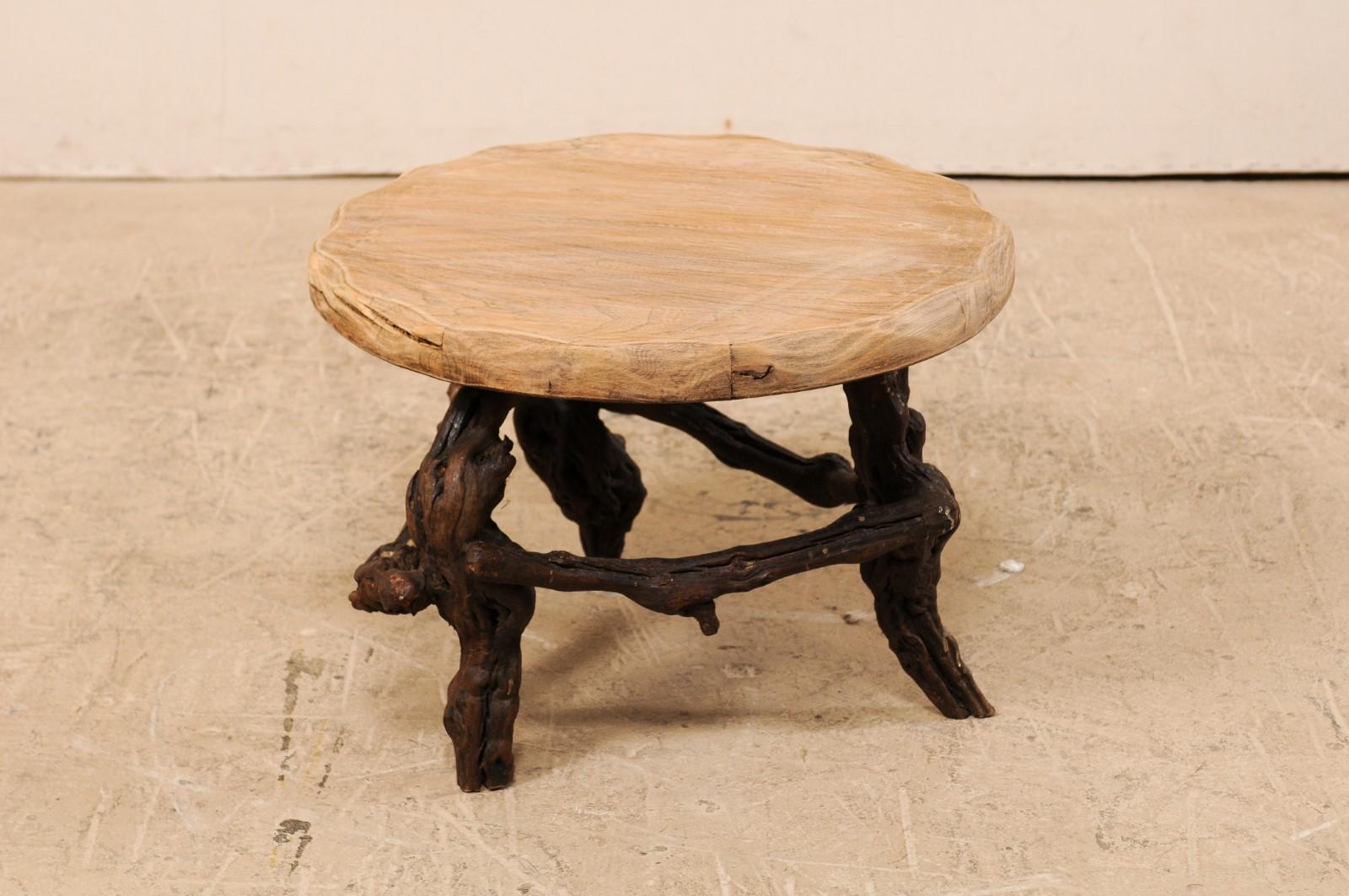Français Petite table basse française du début du XXe siècle en bois avec base en vigne en vente