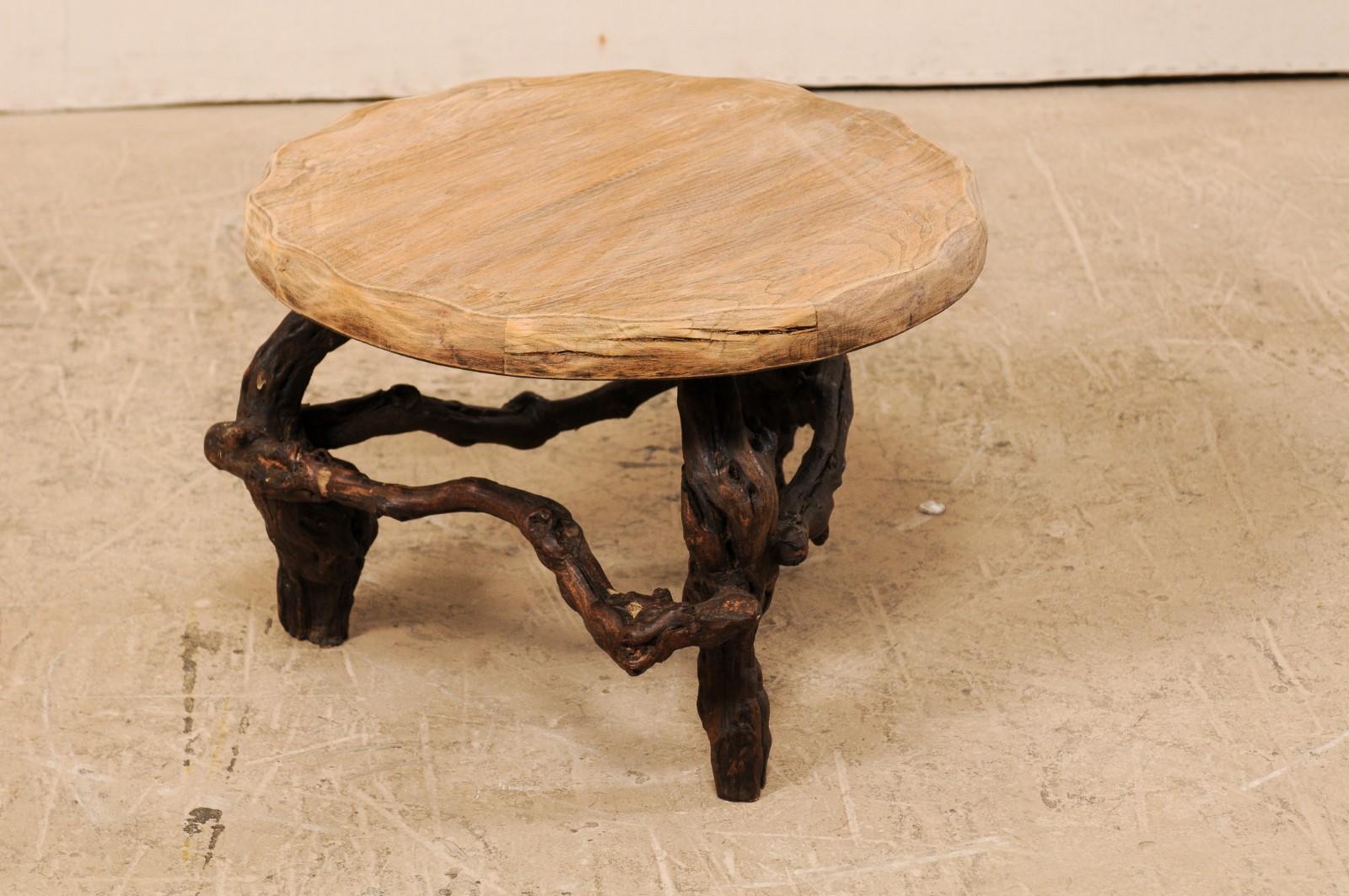 Petite table basse française du début du XXe siècle en bois avec base en vigne Bon état - En vente à Atlanta, GA