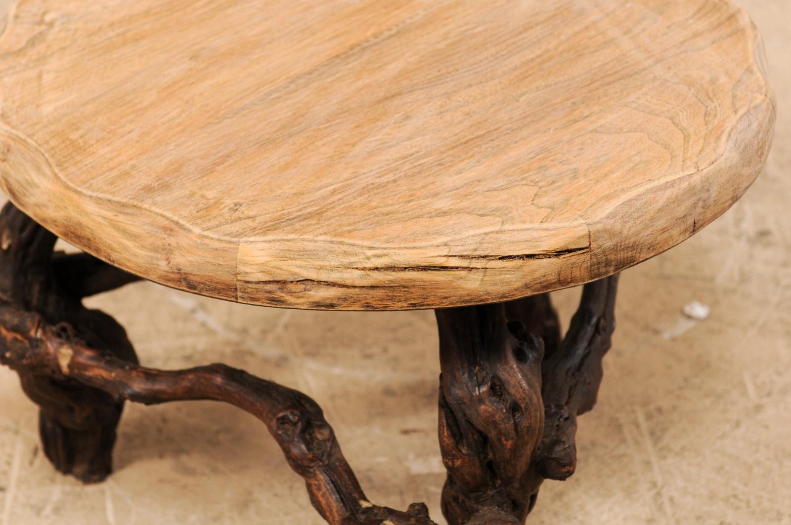 20ième siècle Petite table basse française du début du XXe siècle en bois avec base en vigne en vente