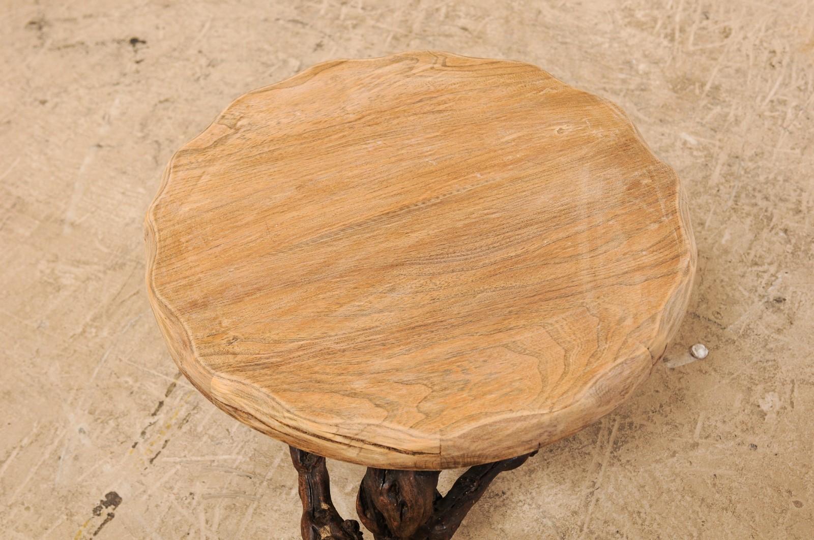 Bois Petite table basse française du début du XXe siècle en bois avec base en vigne en vente
