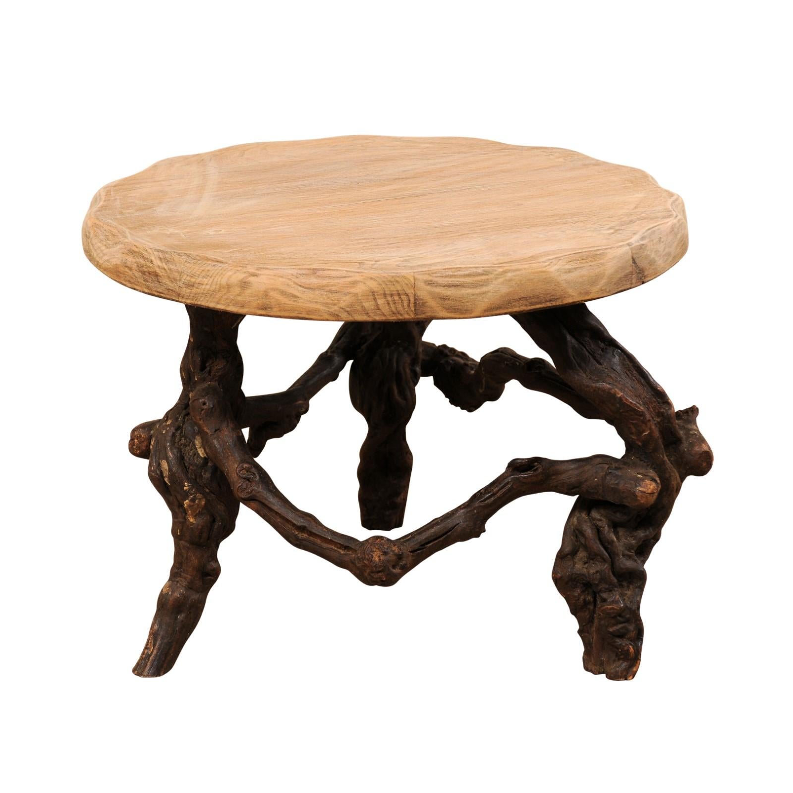 Petite table basse française du début du XXe siècle en bois avec base en vigne