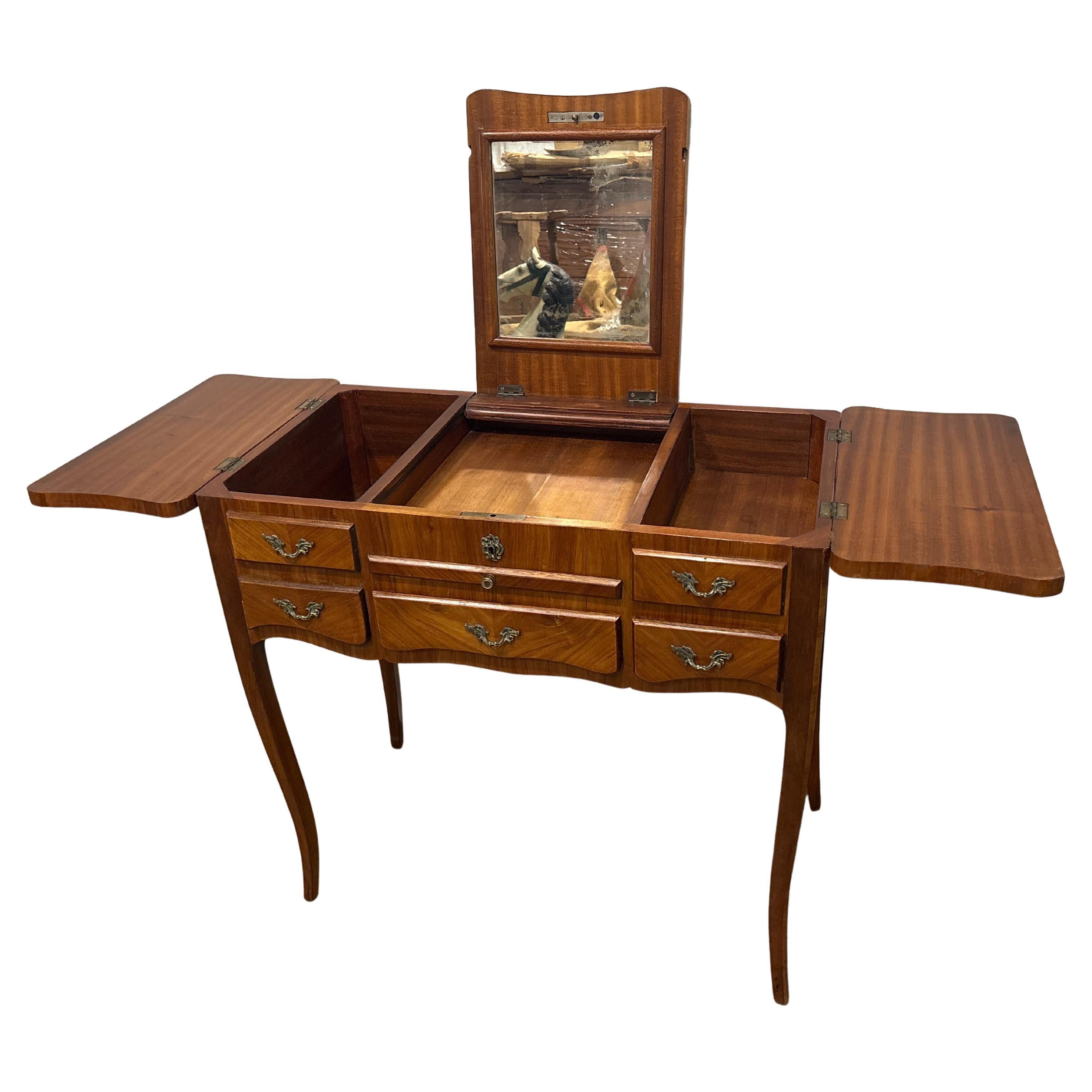 Charmante vanité française en bois de rose et marqueterie. Il y a 3 faux tiroirs et un tiroir supplémentaire.
Coulisseau recouvert de cuir vert à l'avant.