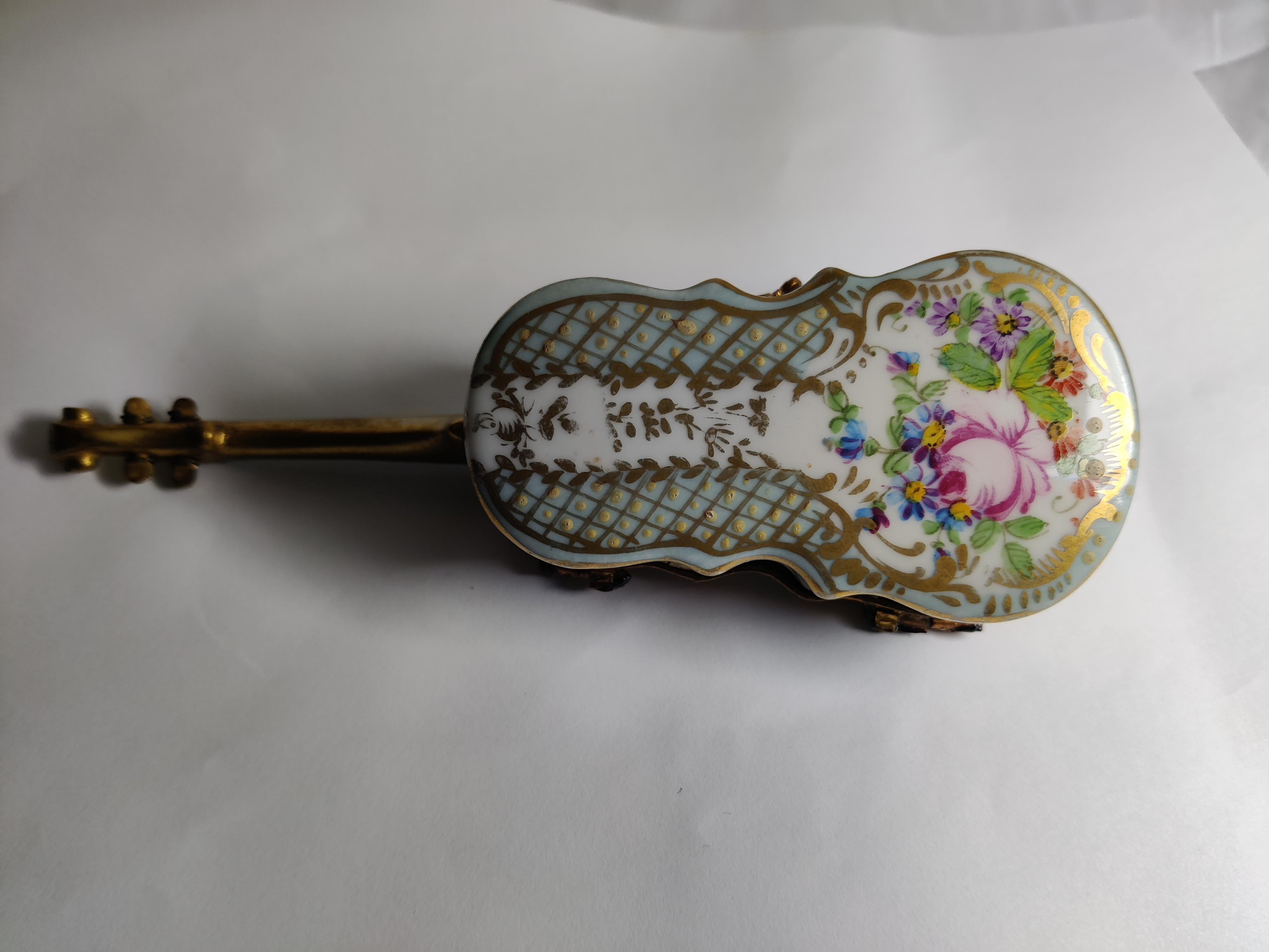 French Early 20th Century Violin Shape Pill/Trinket Box For Sale 7