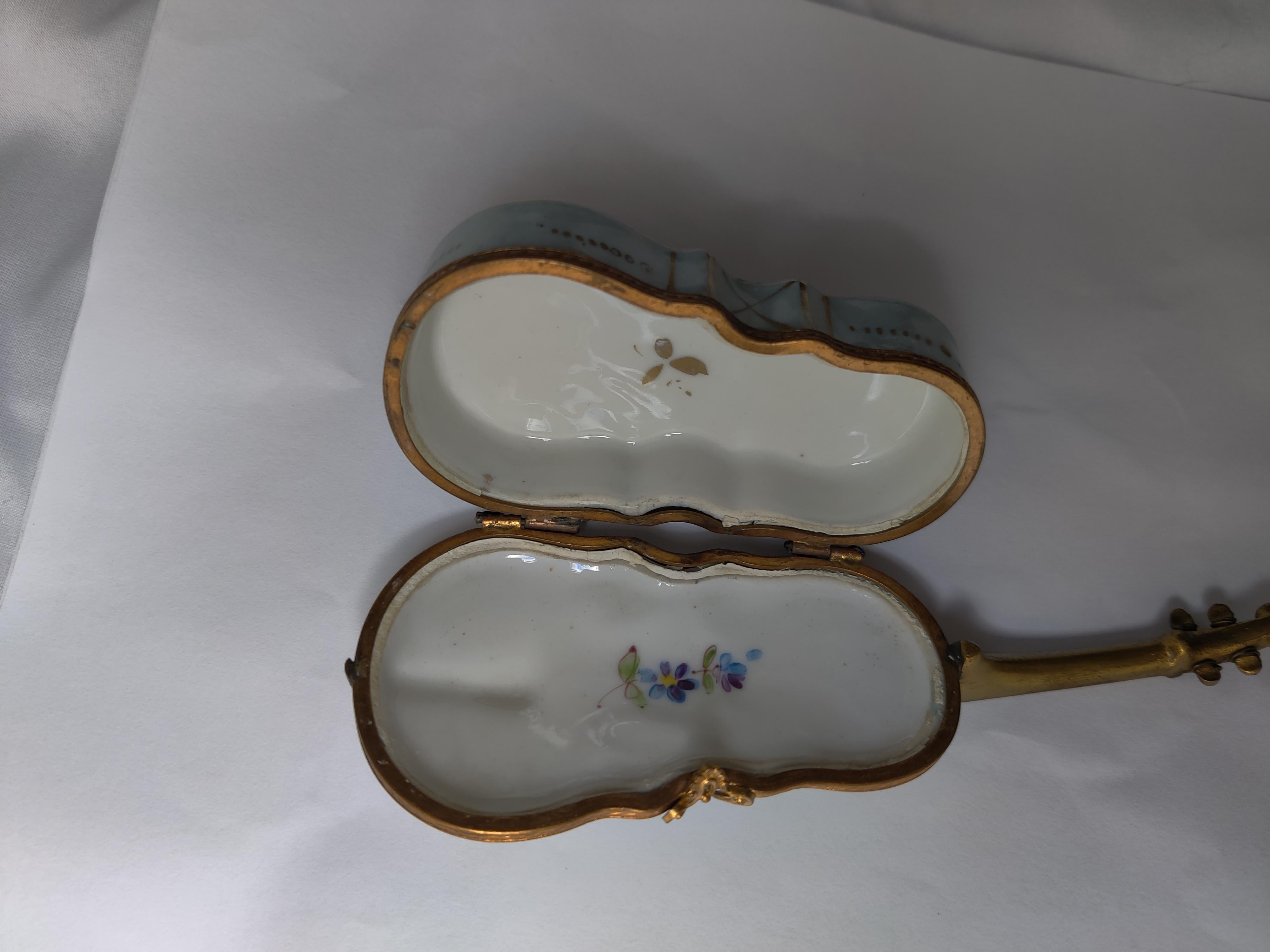French Early 20th Century Violin Shape Pill/Trinket Box In Good Condition For Sale In Cincinnati, OH