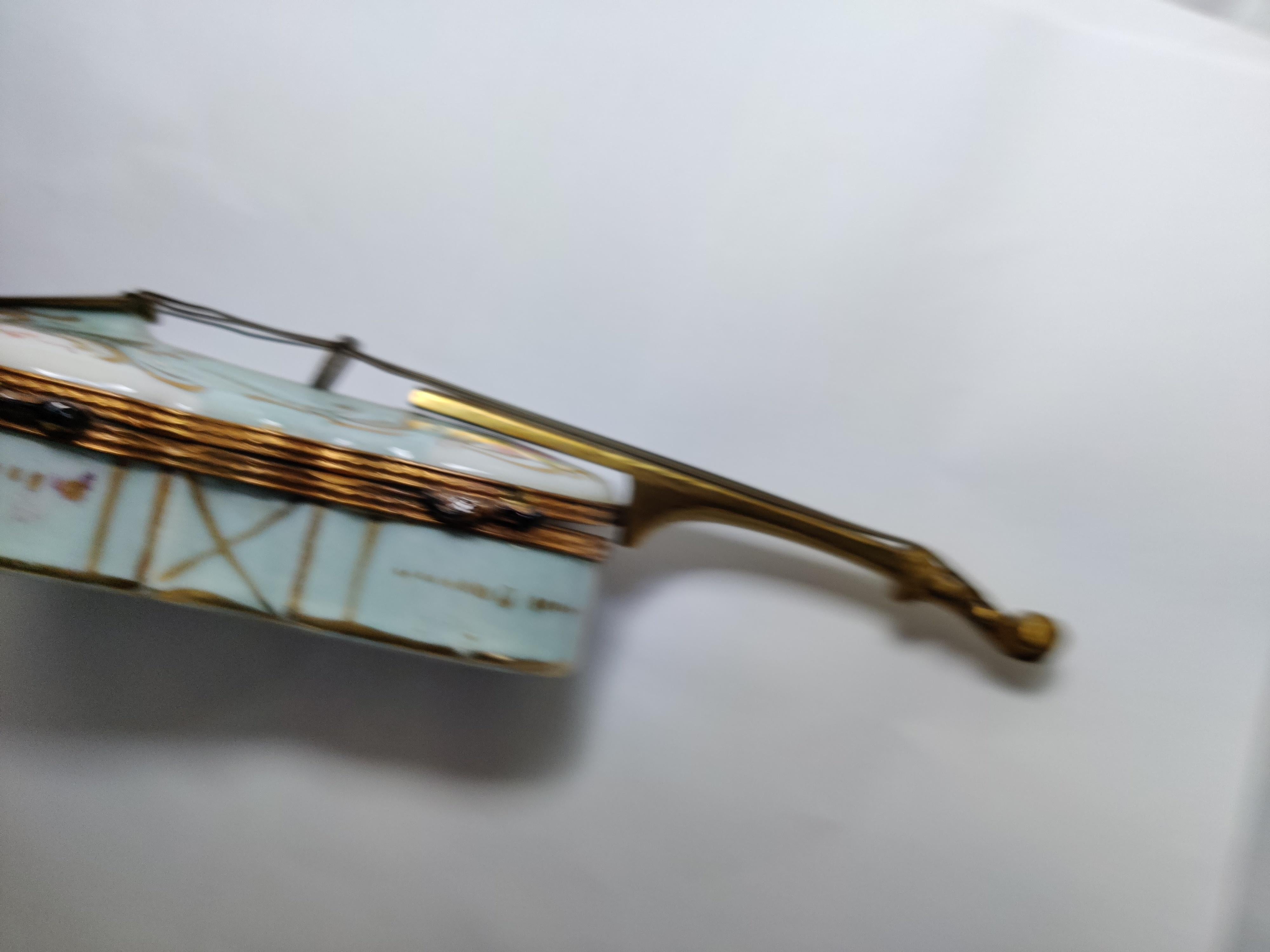 XX secolo Portapillole/contenitore francese a forma di violino dei primi del Novecento in vendita
