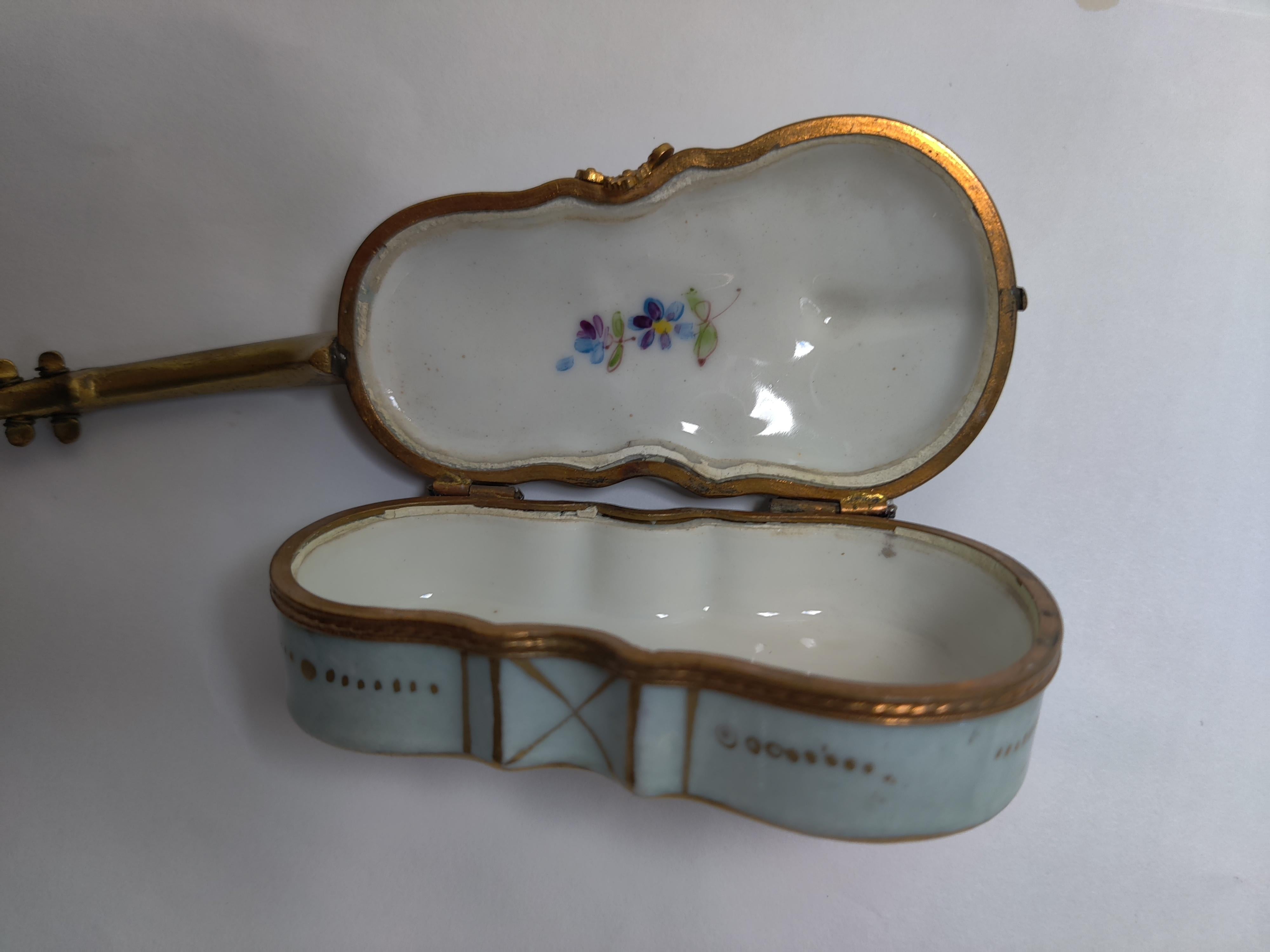 French Early 20th Century Violin Shape Pill/Trinket Box For Sale 3