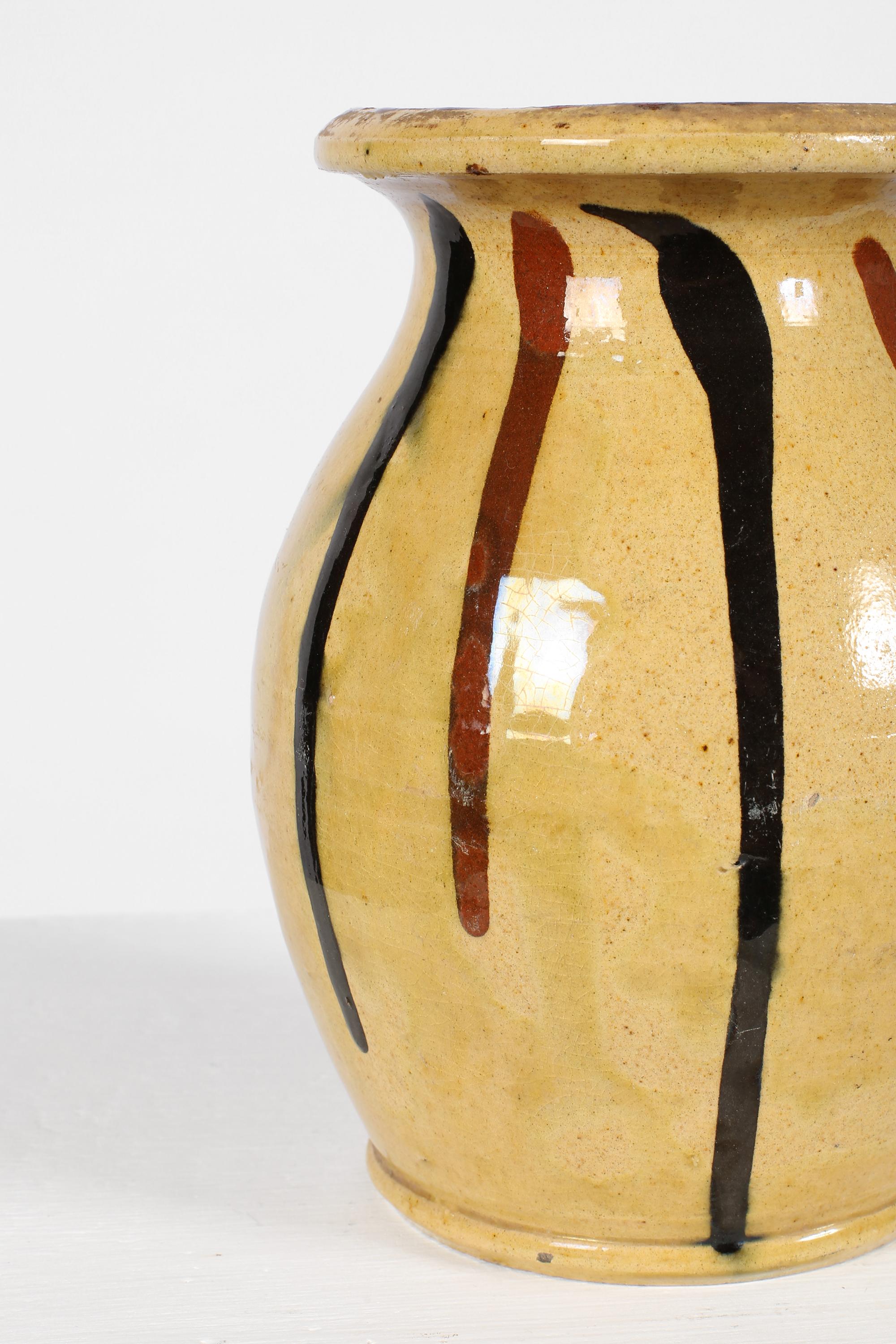 Vase Vallauris français du début du 20e siècle à rayures jaunes Bon état à London, GB
