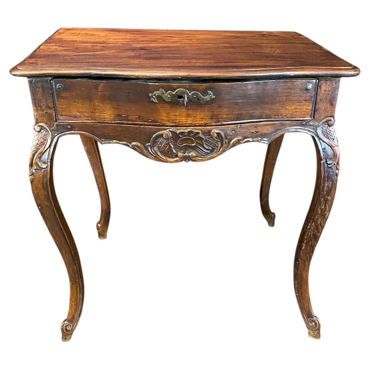 Mesita auxiliar francesa de estilo Luis XV, de madera de nogal y con tallas, de época temprana