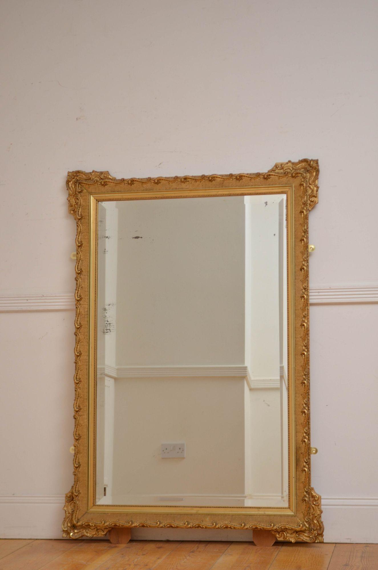 Sn5583 Attraente specchiera da parete in legno dorato dalla forma versatile, che può essere posizionata in orizzontale o in verticale, con vetro originale dai bordi smussati con alcune imperfezioni e cornice dorata, perlinata e modanata con volute