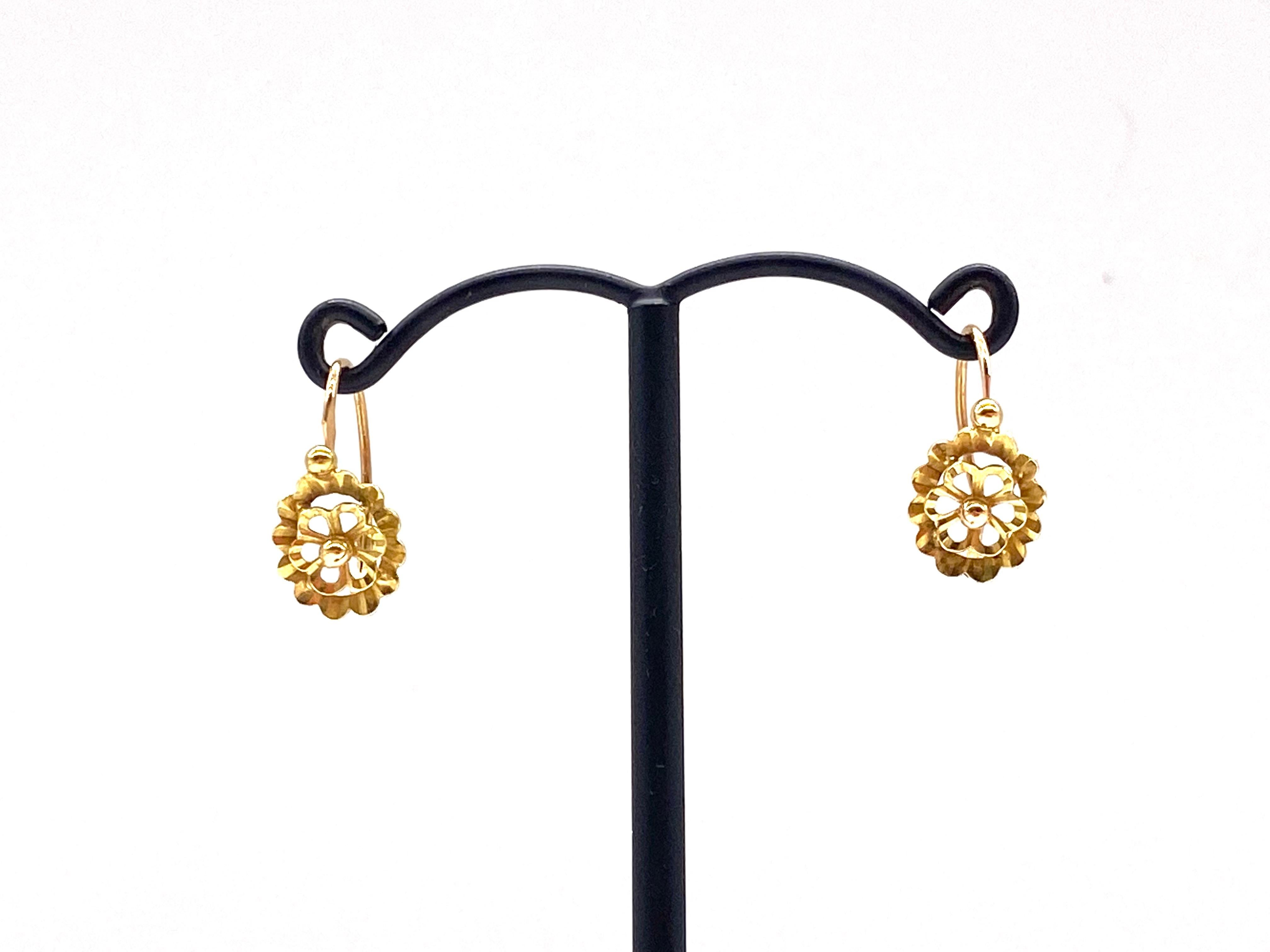 Romantique Boucles d'oreilles françaises modèle Sleeper en or 18 carats en vente