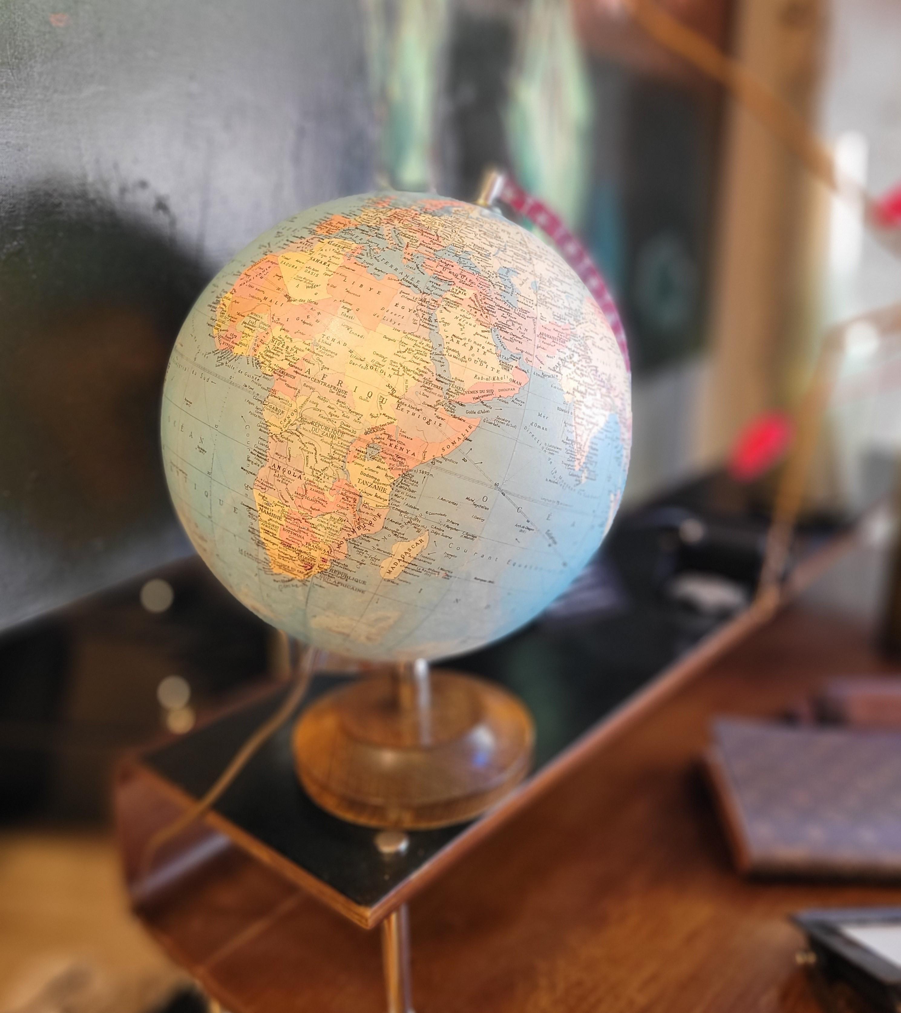 French  Earth globe from the 60s with light In Good Condition For Sale In VALLADOLID, ES