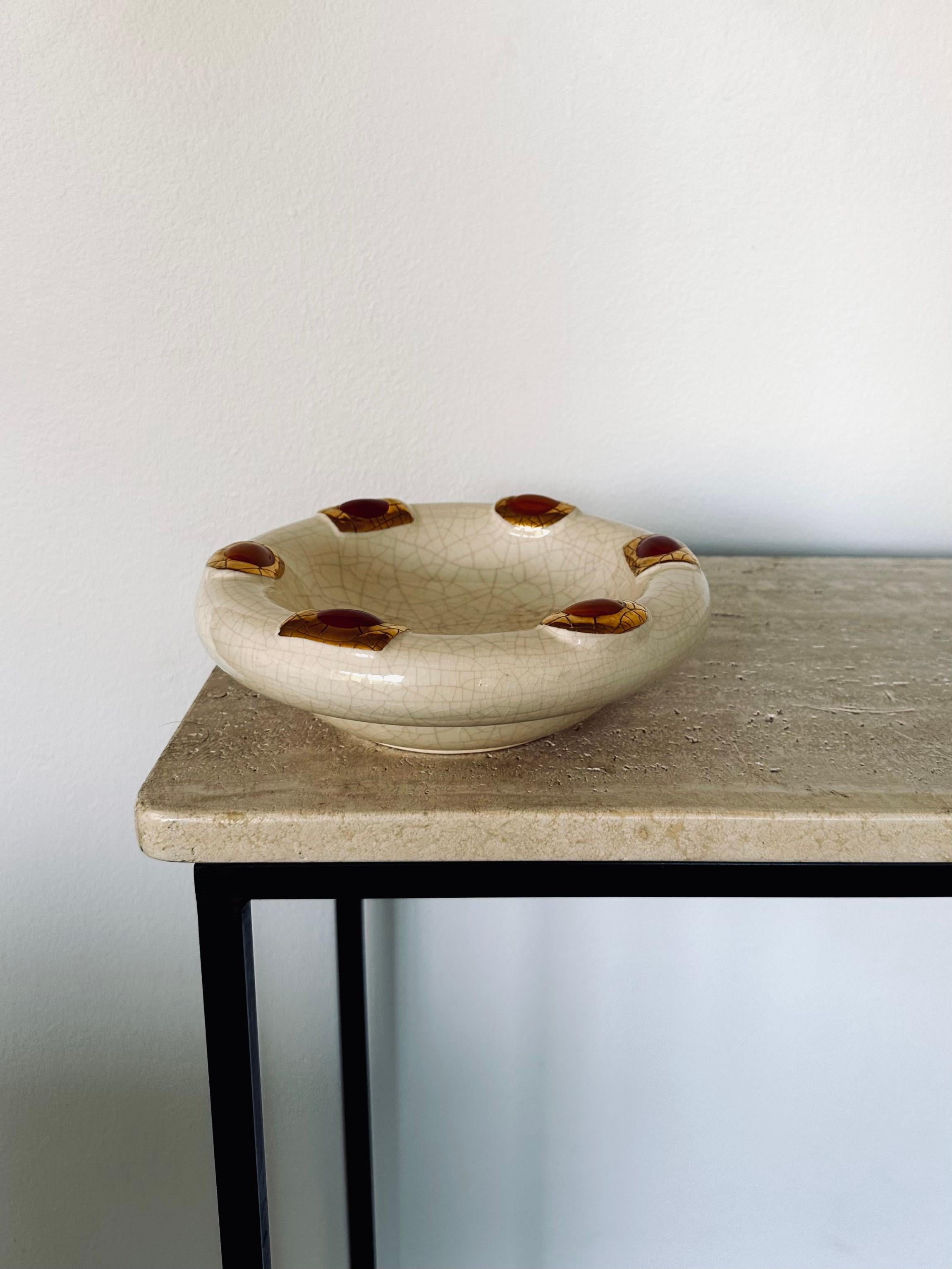 Plat en faïence française à glaçure craquelée avec décor en émail de Faienceries de Longwy 2