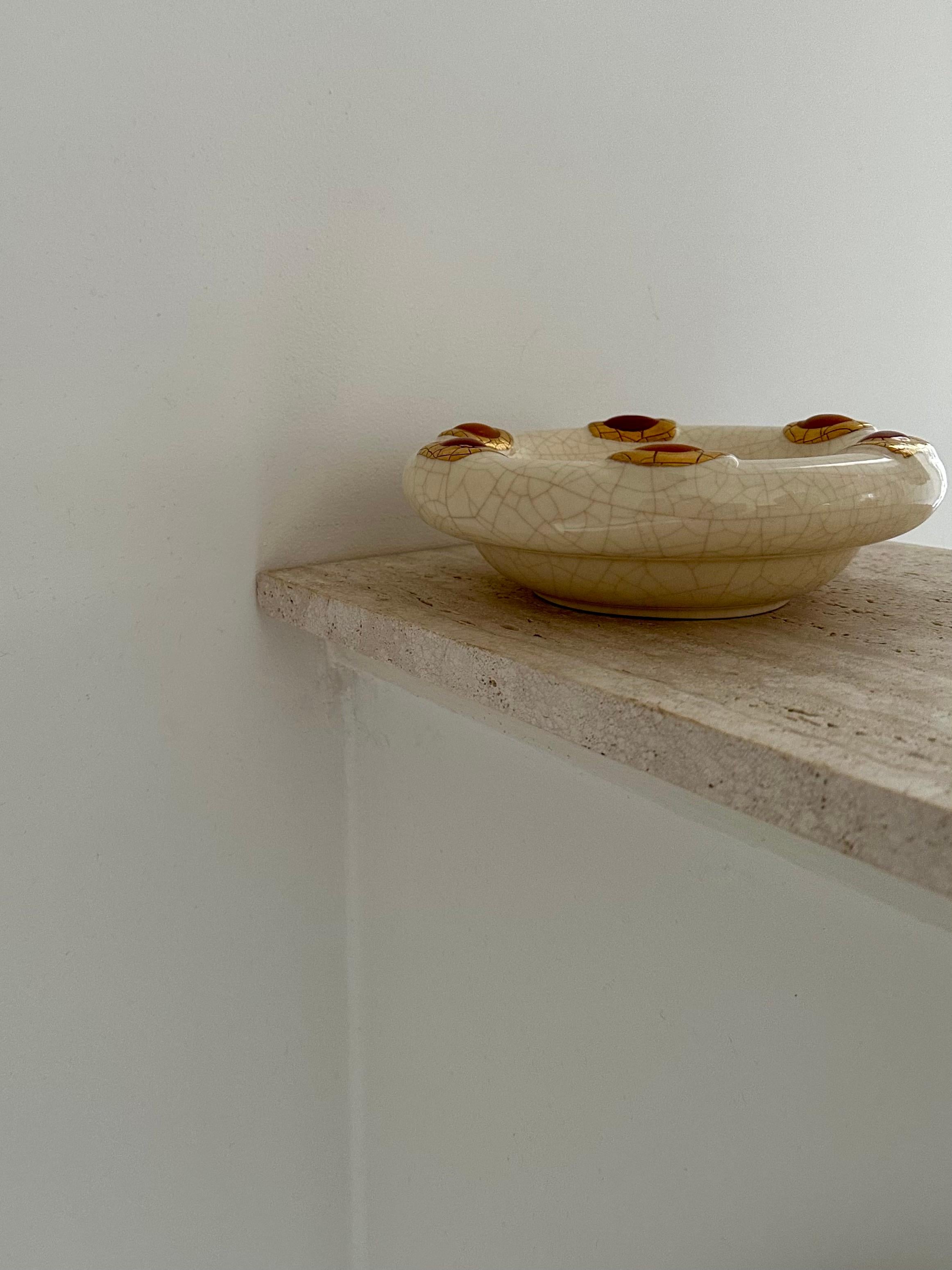 Art déco Plat en faïence française à glaçure craquelée avec décor en émail de Faienceries de Longwy