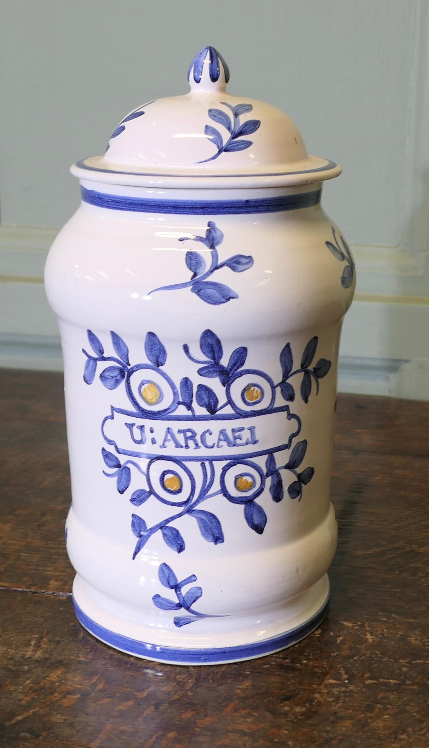 Vaso da farmacia in terracotta francese

Questo barattolo da farmacia Faïence è decorato principalmente in blu U:ARCAEI è l'iscrizione sul davanti
Un pezzo delizioso, molto pulito all'interno e in buone condizioni con il suo coperchio originale, che