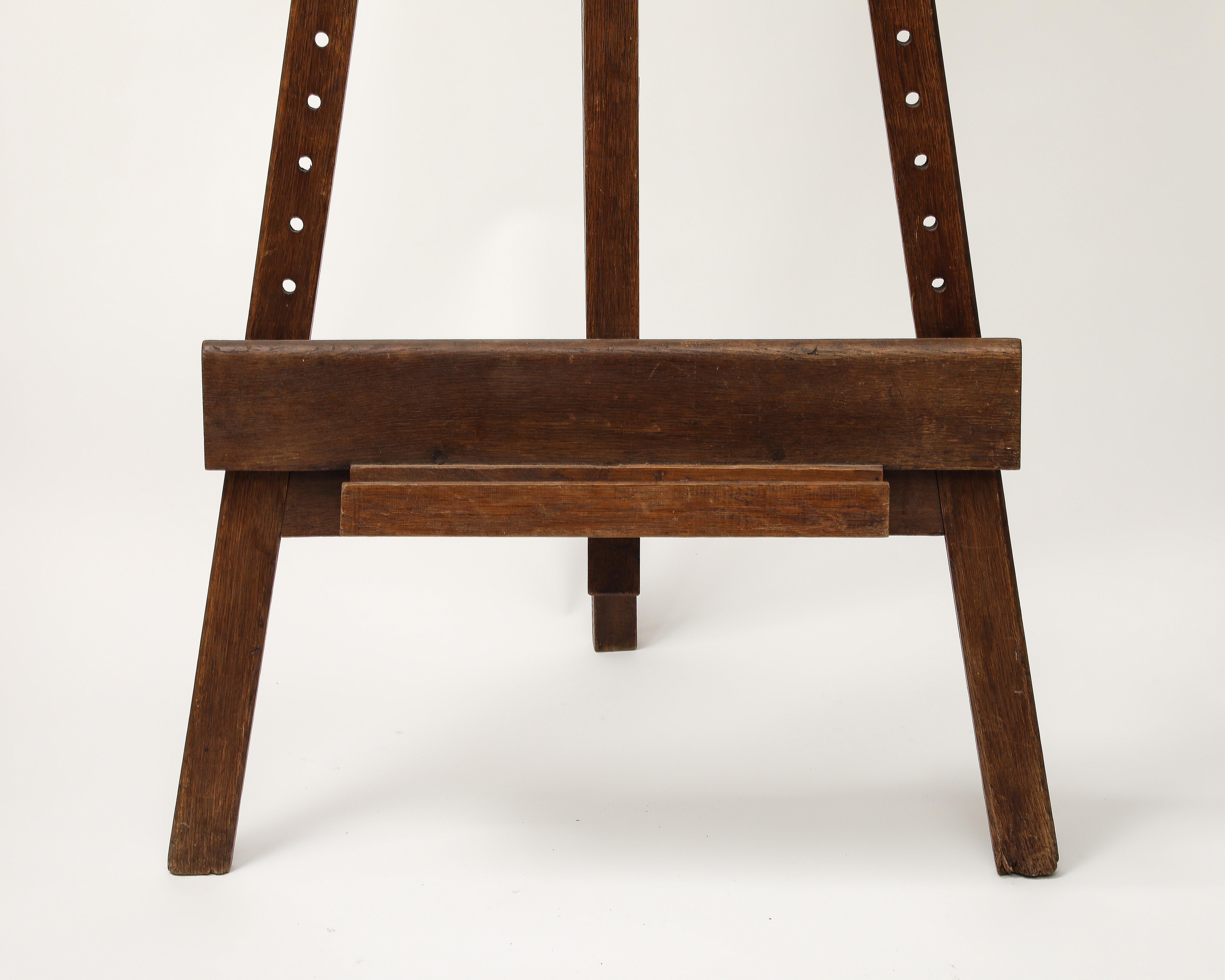 Cavalletto in Oak con patina antica.  Quando è completamente aperto misura 27 pollici e il pezzo orizzontale può essere regolato. Questo cavalletto può essere utilizzato anche in una stanza come supporto per un quadro.
