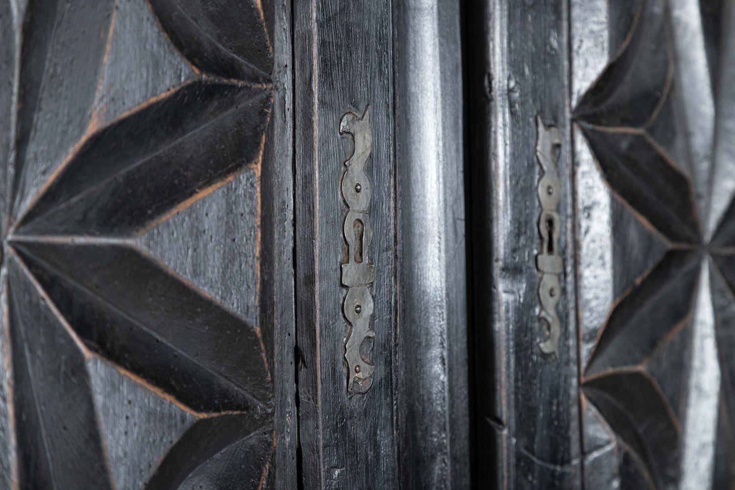 Credenza francese in quercia e noce ebanizzata del XVIII secolo in vendita 7