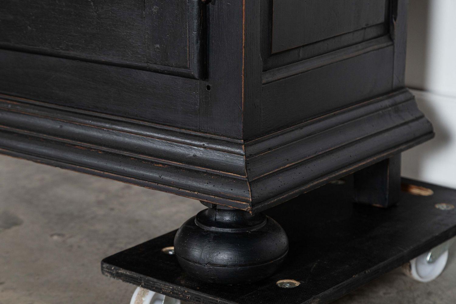 Credenza francese in quercia e noce ebanizzata del XVIII secolo in vendita 8