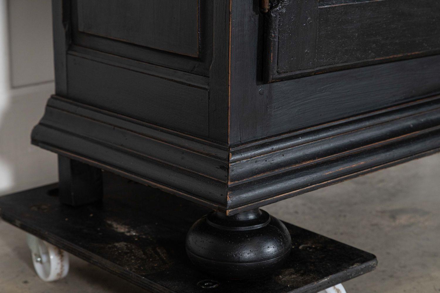 Credenza francese in quercia e noce ebanizzata del XVIII secolo in vendita 10