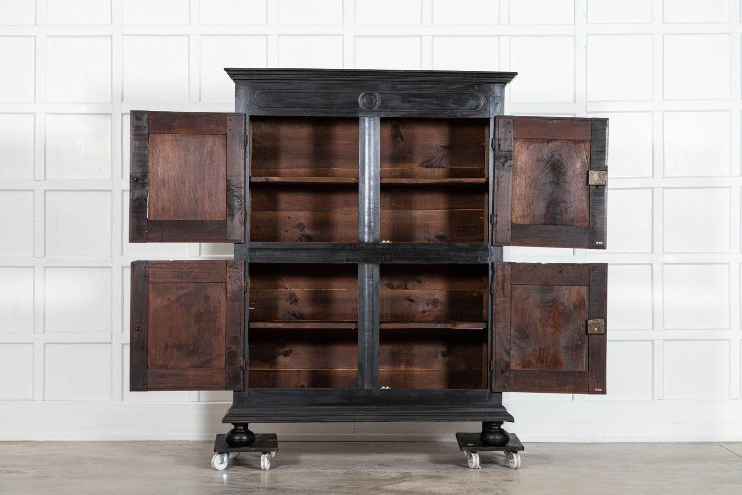 1790 circa
Credenza francese in quercia e noce ebanizzata del XVIII secolo
sku 2043
W136 x D46 x H173 cm
Profondità interna del ripiano 36 cm
Peso 85Kg