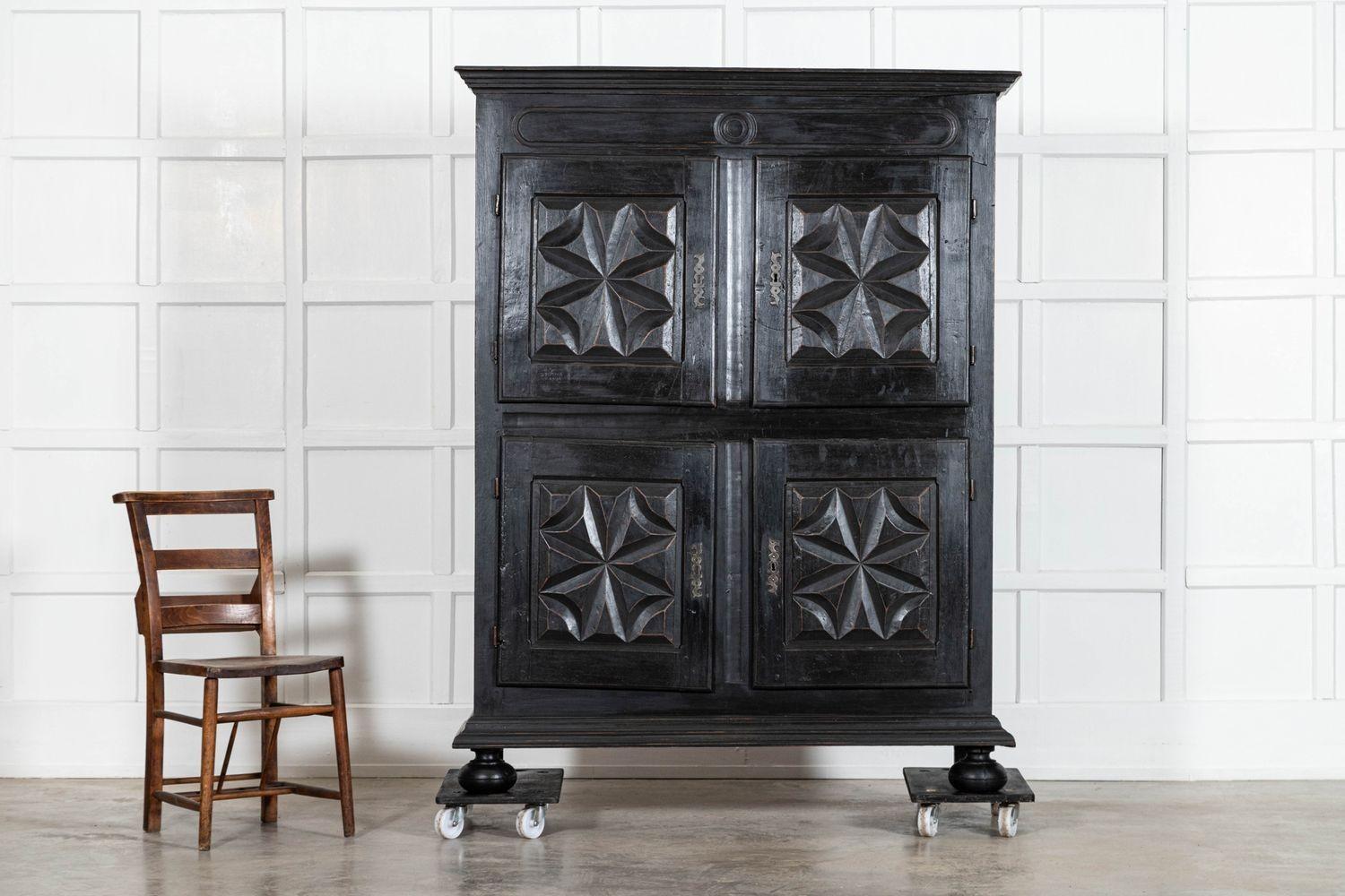 Fino al XVIII secolo Credenza francese in quercia e noce ebanizzata del XVIII secolo in vendita