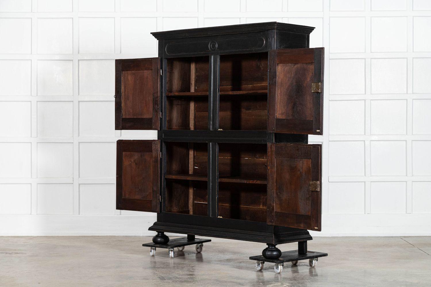 Credenza francese in quercia e noce ebanizzata del XVIII secolo in vendita 1