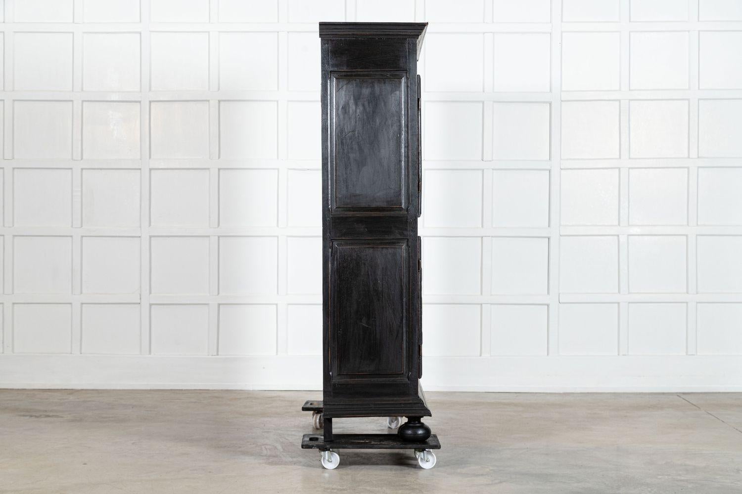 Credenza francese in quercia e noce ebanizzata del XVIII secolo in vendita 3