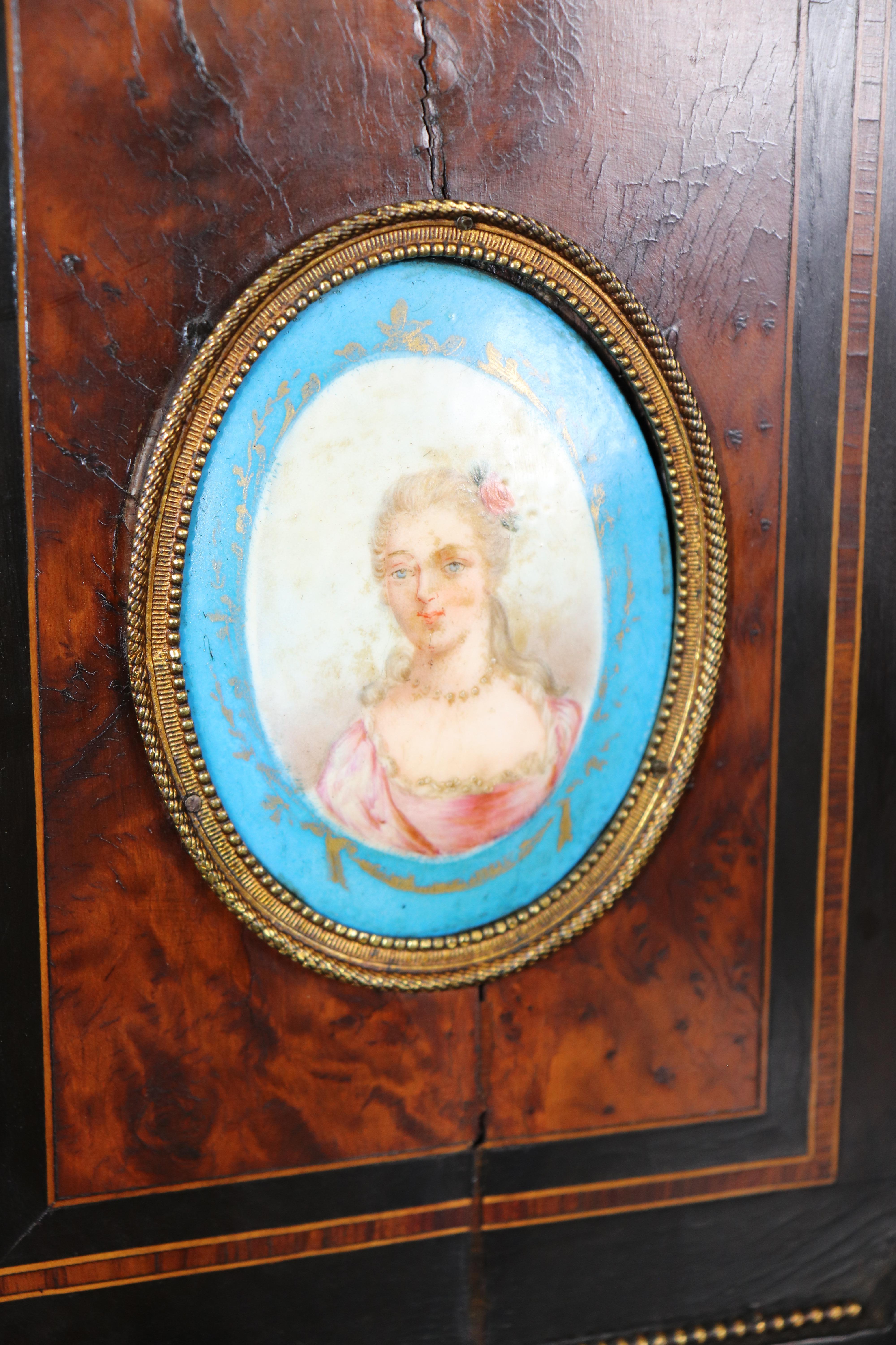 Napoleone III Libreria da scrivania in noce ebanizzato francese con figure in stile Sèvres in vendita