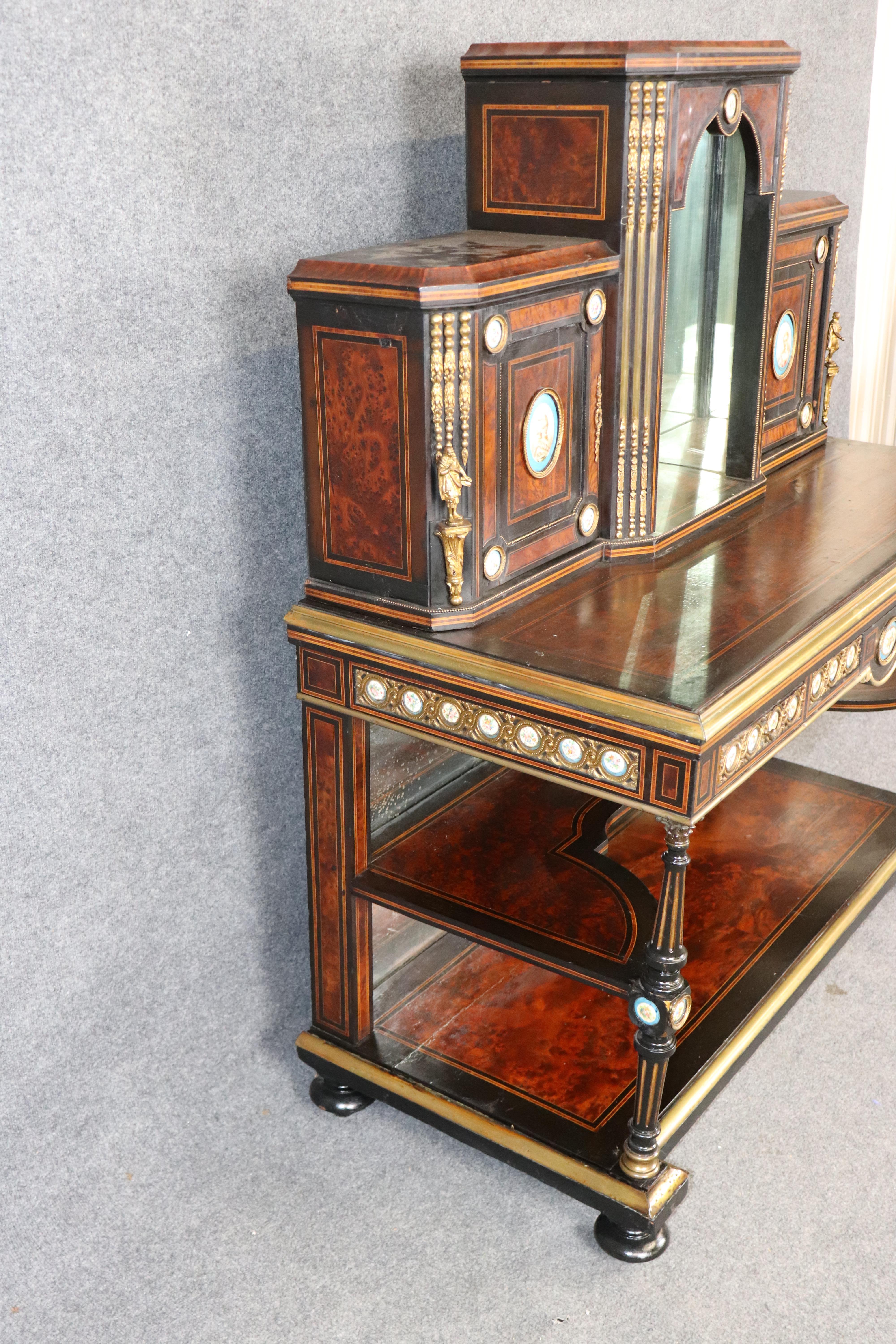 Fine XIX secolo Libreria da scrivania in noce ebanizzato francese con figure in stile Sèvres in vendita