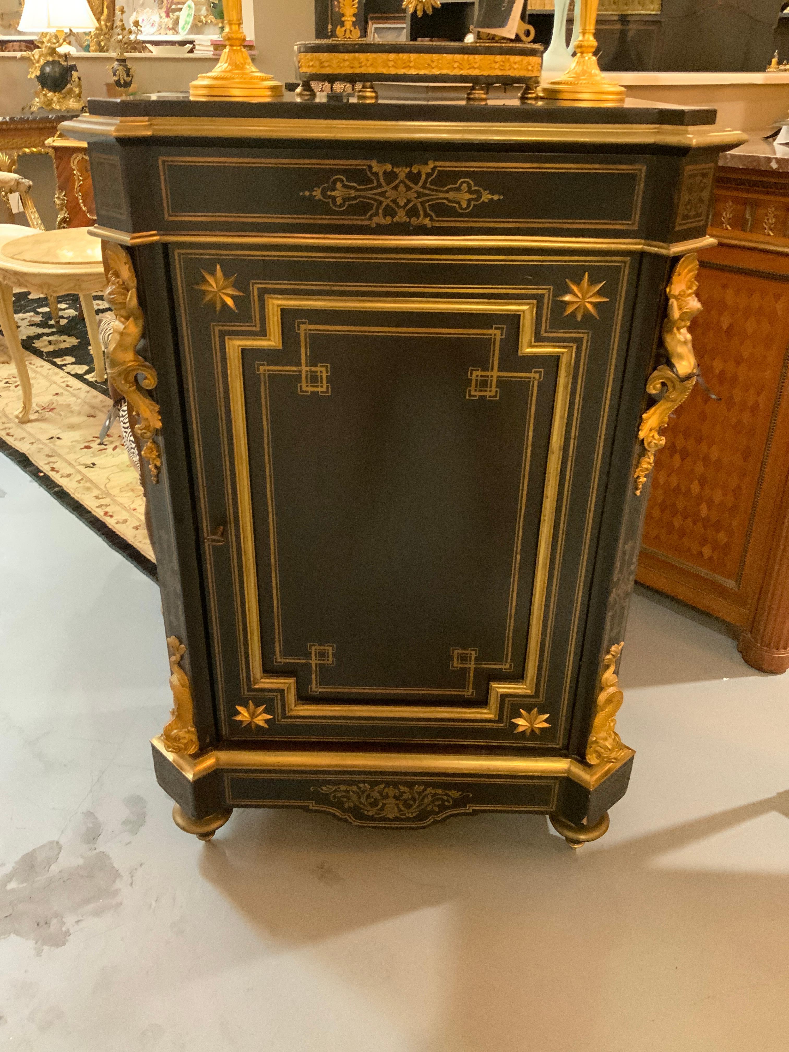 Armadietto francese ebanizzato con montature in bronzo dore e lavorazione boulle in vendita 1