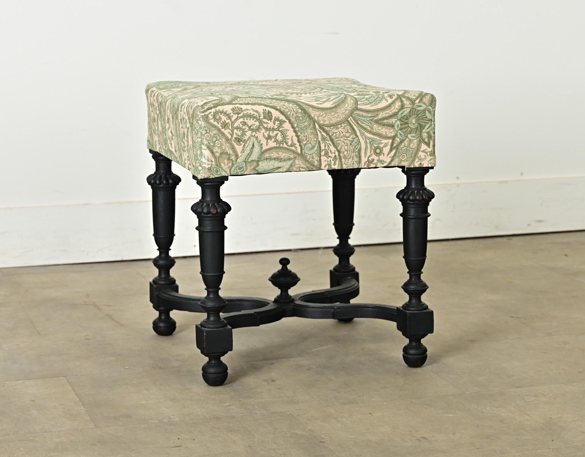 Ein französischer quadratischer Klavierhocker aus dem 19. Jahrhundert mit neuer ebonisierter (lackierter) Oberfläche und neu gepolstertem Sitz, der den Louis XVI-Stil betont. Die kastenförmige Sitzfläche - perfekt für den gelegentlichen Gebrauch als