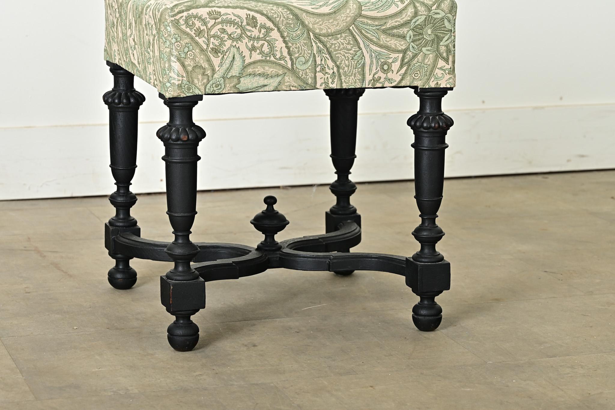 Französischer Hocker, ebonisiert und gepolstert (Handgeschnitzt) im Angebot