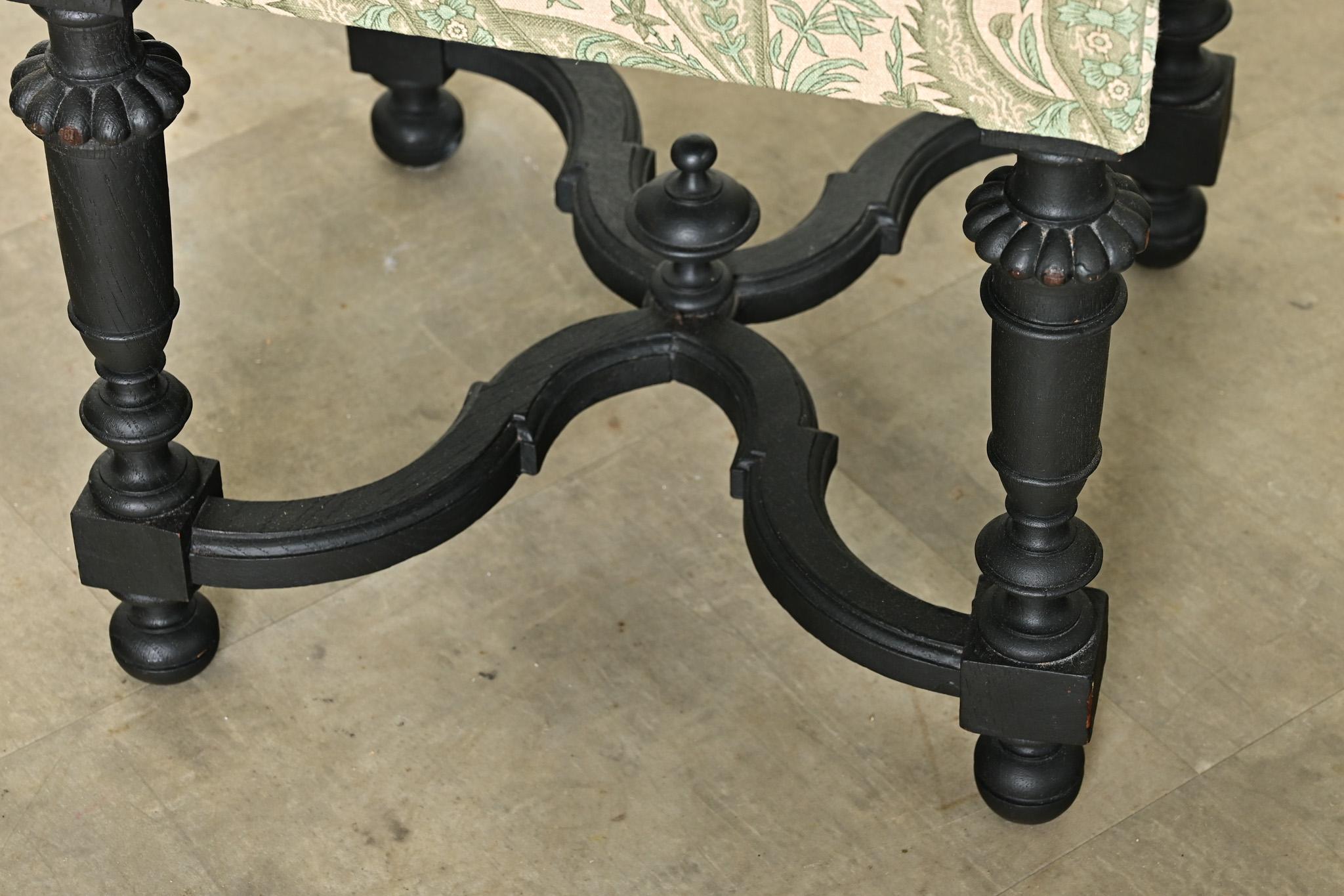 Französischer Hocker, ebonisiert und gepolstert im Angebot 1