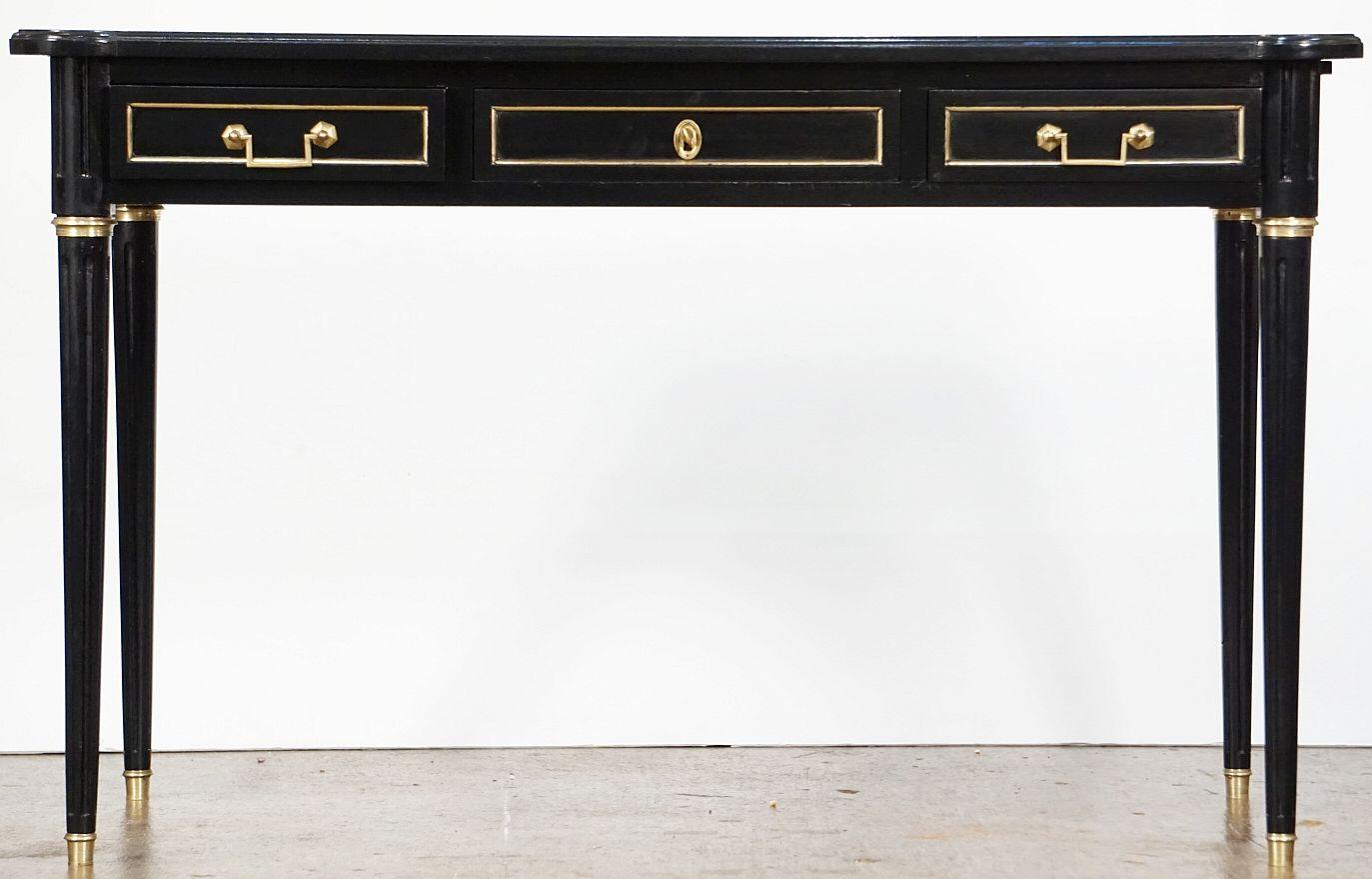 Table ou bureau français en bois d'ébène avec plateau en cuir embossé 4