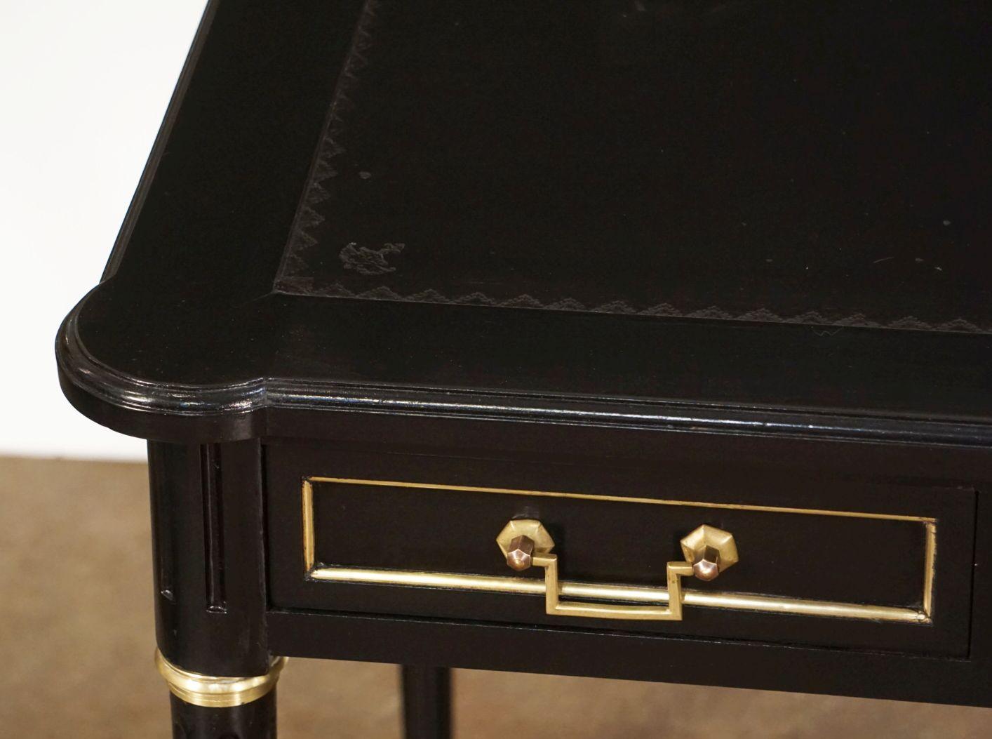 Table ou bureau français en bois d'ébène avec plateau en cuir embossé 7
