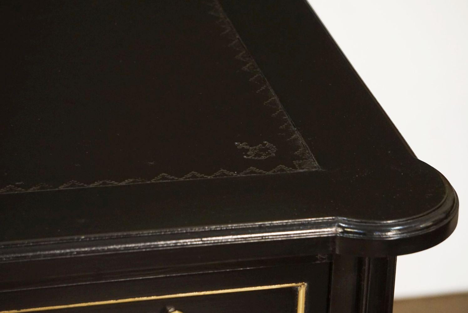 Table ou bureau français en bois d'ébène avec plateau en cuir embossé 8