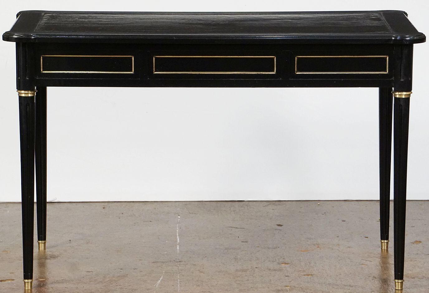 Table ou bureau français en bois d'ébène avec plateau en cuir embossé 11
