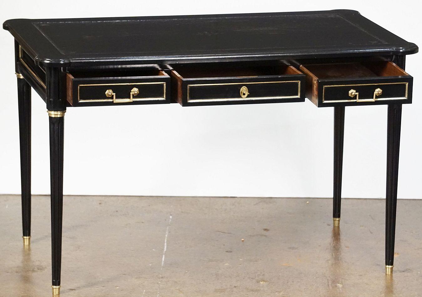 Louis XVI Table ou bureau français en bois d'ébène avec plateau en cuir embossé