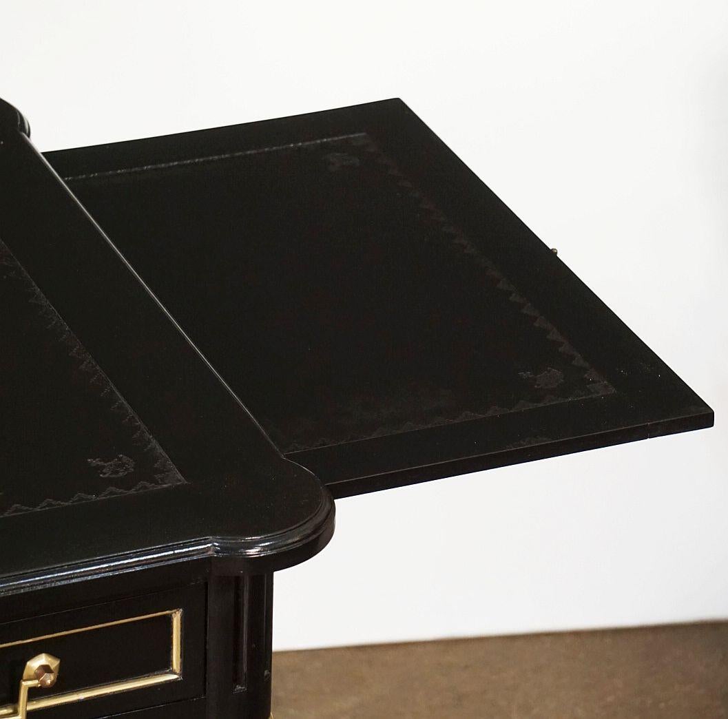 Table ou bureau français en bois d'ébène avec plateau en cuir embossé 1