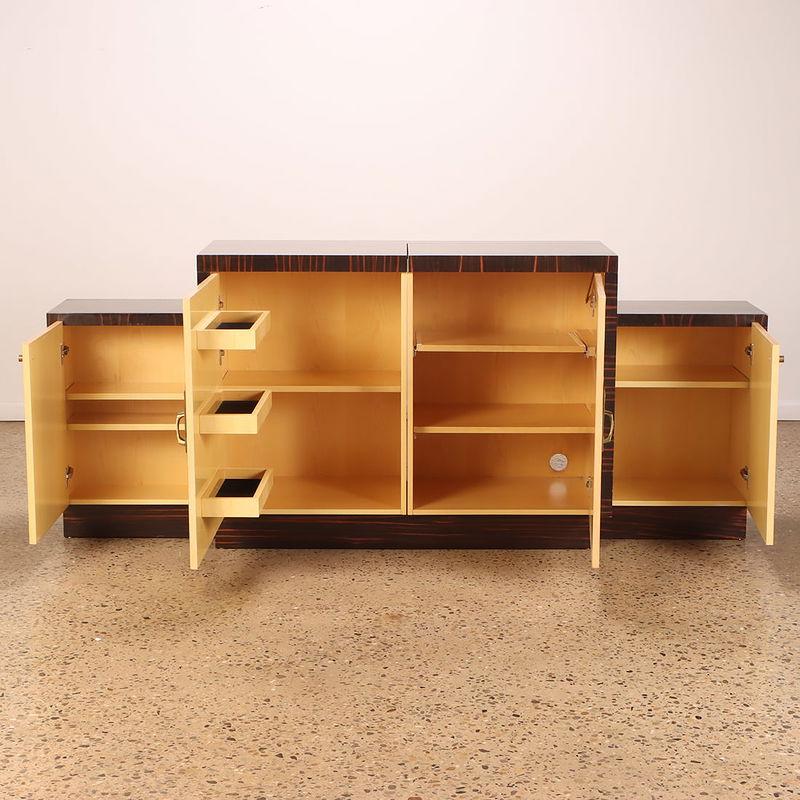 Cet élégant buffet Art déco français est fabriqué à partir d'ébène de Macassar luxueux et présente un design audacieux et sophistiqué qui attire l'attention. Le buffet à deux portes est doté de portes verrouillables qui s'ouvrent pour révéler des