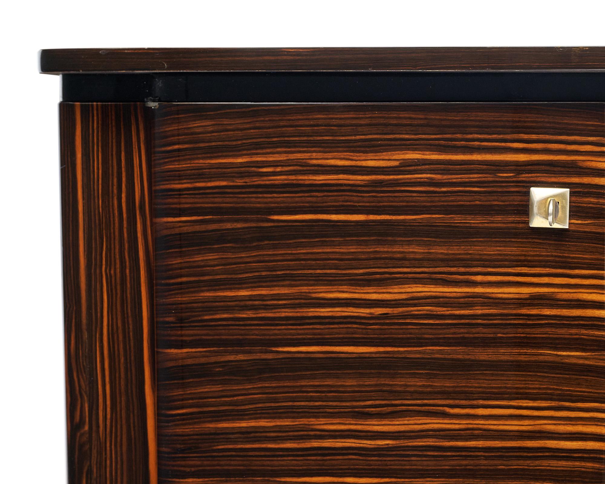 Metà XX secolo Bordo/buffet in ebano francese di Macassar in vendita