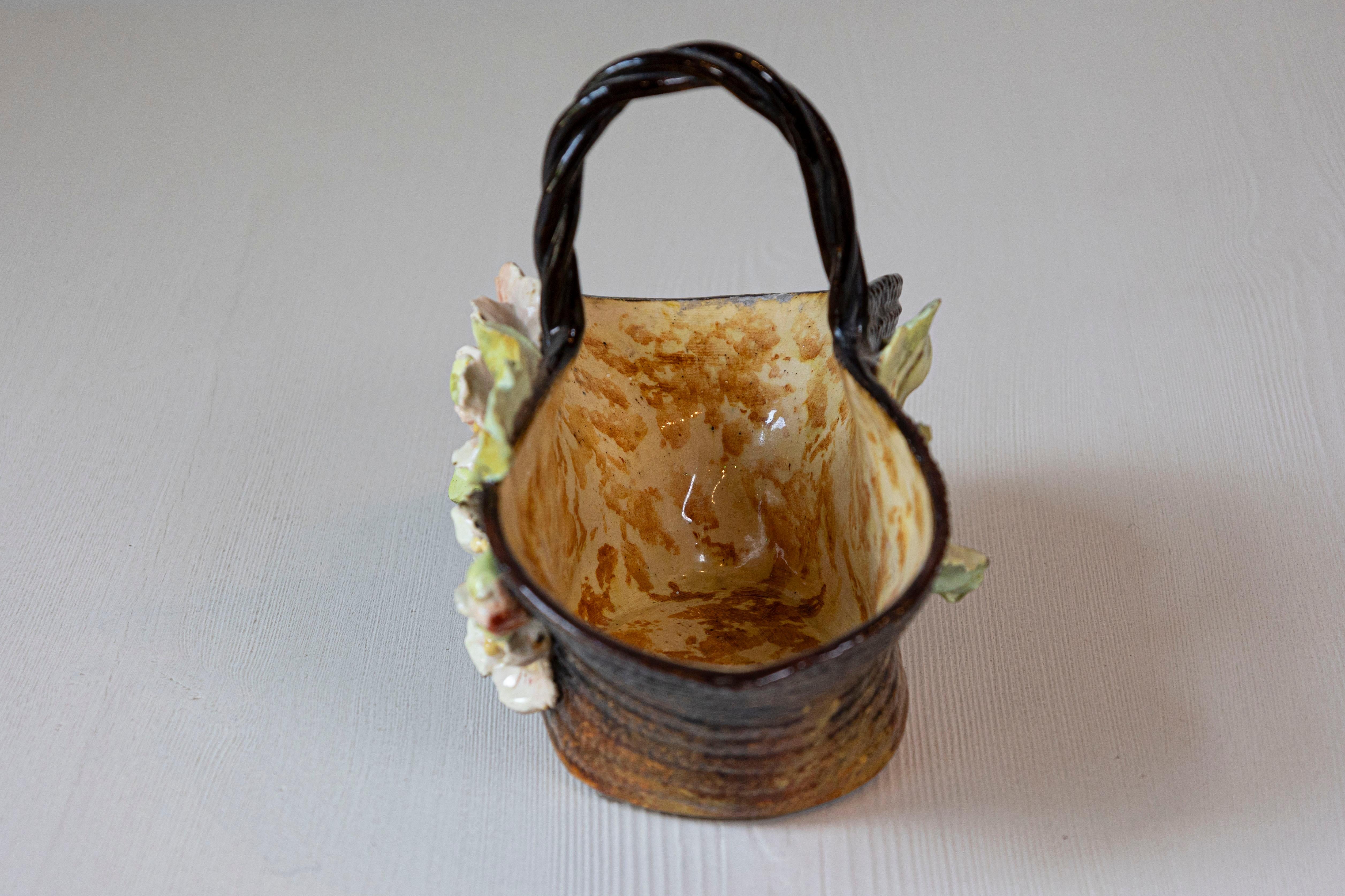 Fatto a mano Cesto Jardinière francese Ecole de Fontainebleau Barbotine con decorazioni floreali in vendita