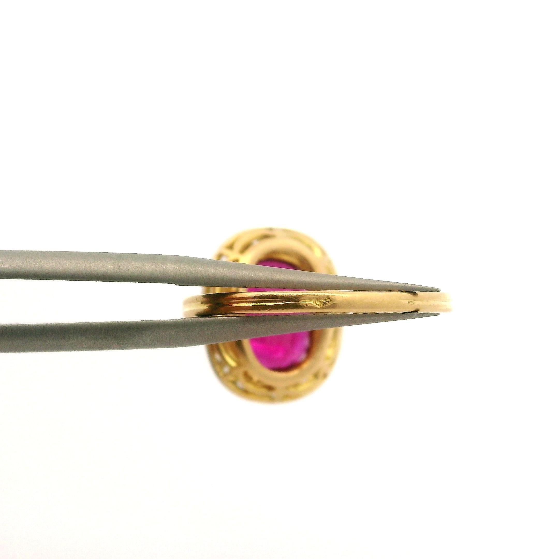Anillo con halo de diamantes de rubí de la época eduardiana francesa en oro de 18 quilates y platino GIA de 2,13 quilates sin calor Corte brillante en venta